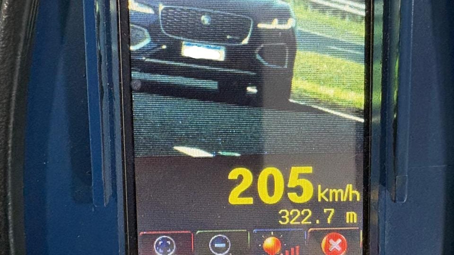 Motorista é flagrado a 205 km/h na BR-050 em Uberaba. PRF aplicará multa, suspensão da CNH e pontos na carteira. (foto: divulgação/PRF)