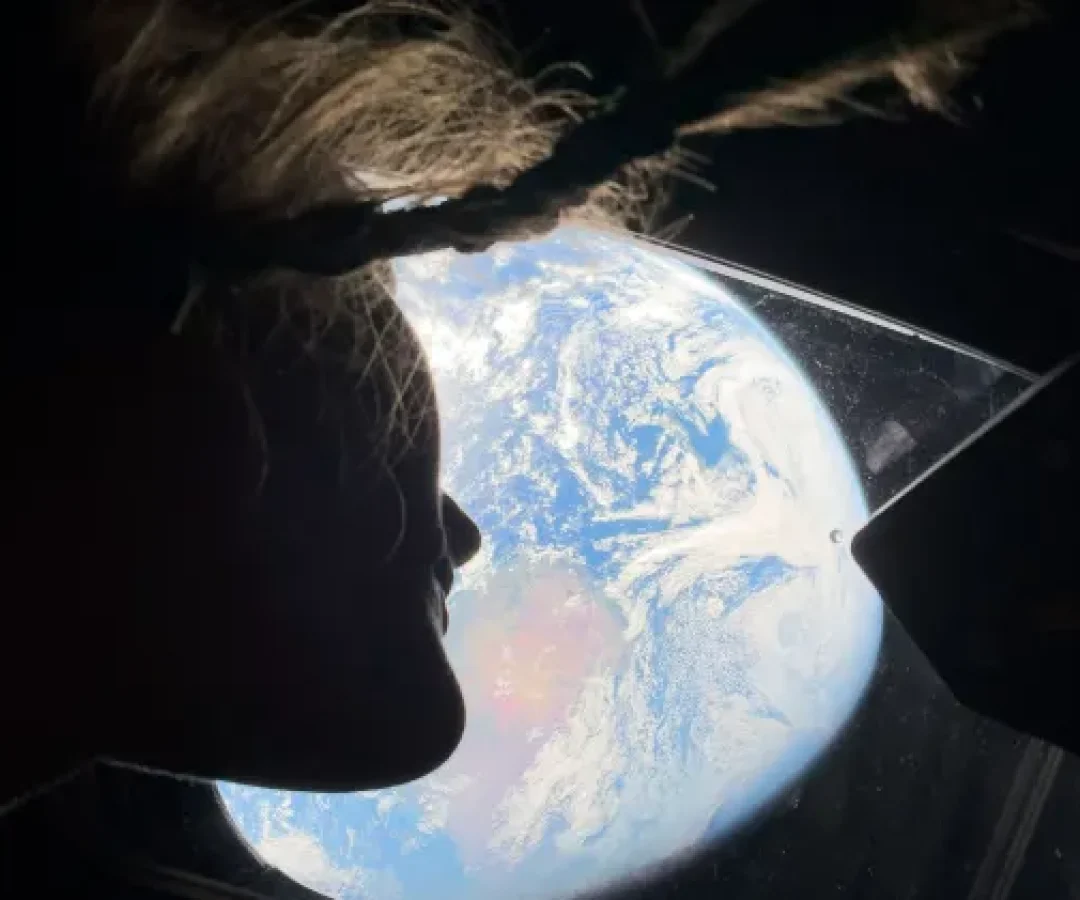 Foto: Reprodução/Nasa/AF
Imagem da astronauta Christina Koch, na espaçonave Orion, da missão Artemis II, com detalhe da Terra ao fundo.