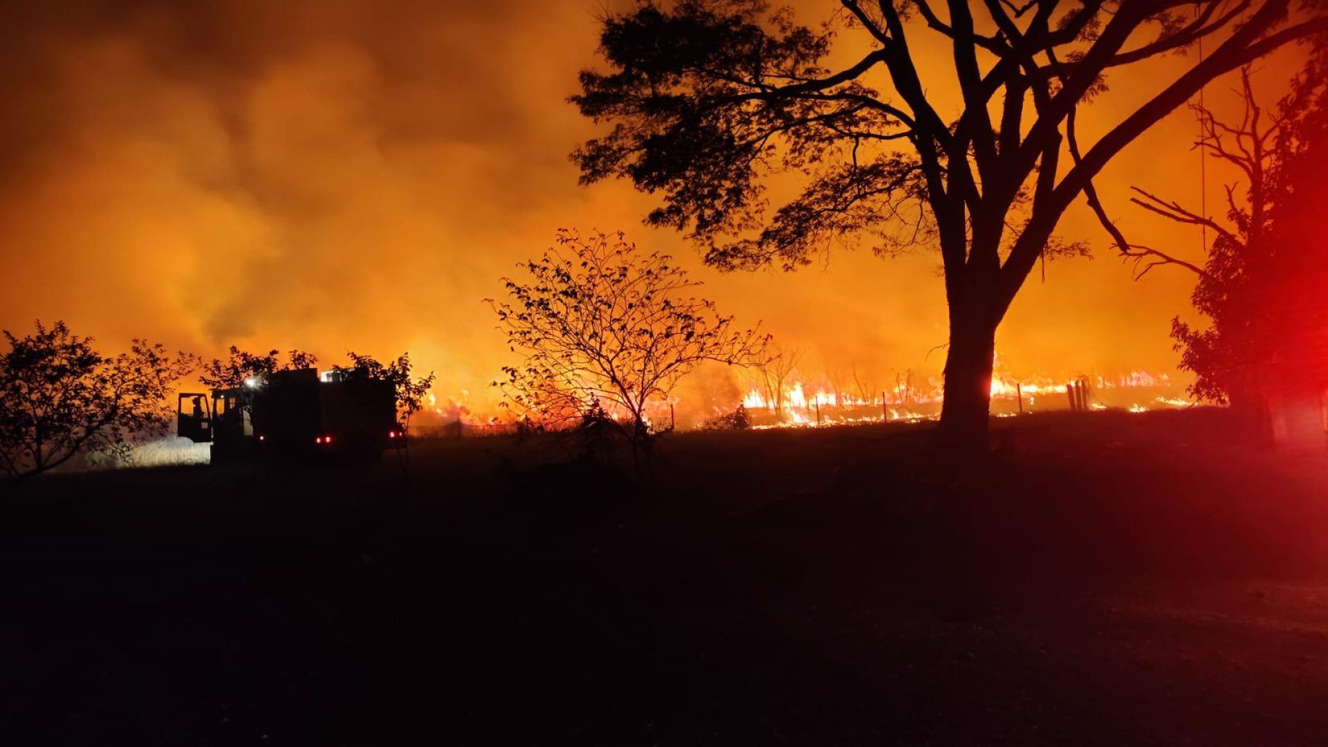 Incêndio atinge vegetação e galpão na Gleba Santa Mônica; Bombeiros evitam destruição total da estrutura