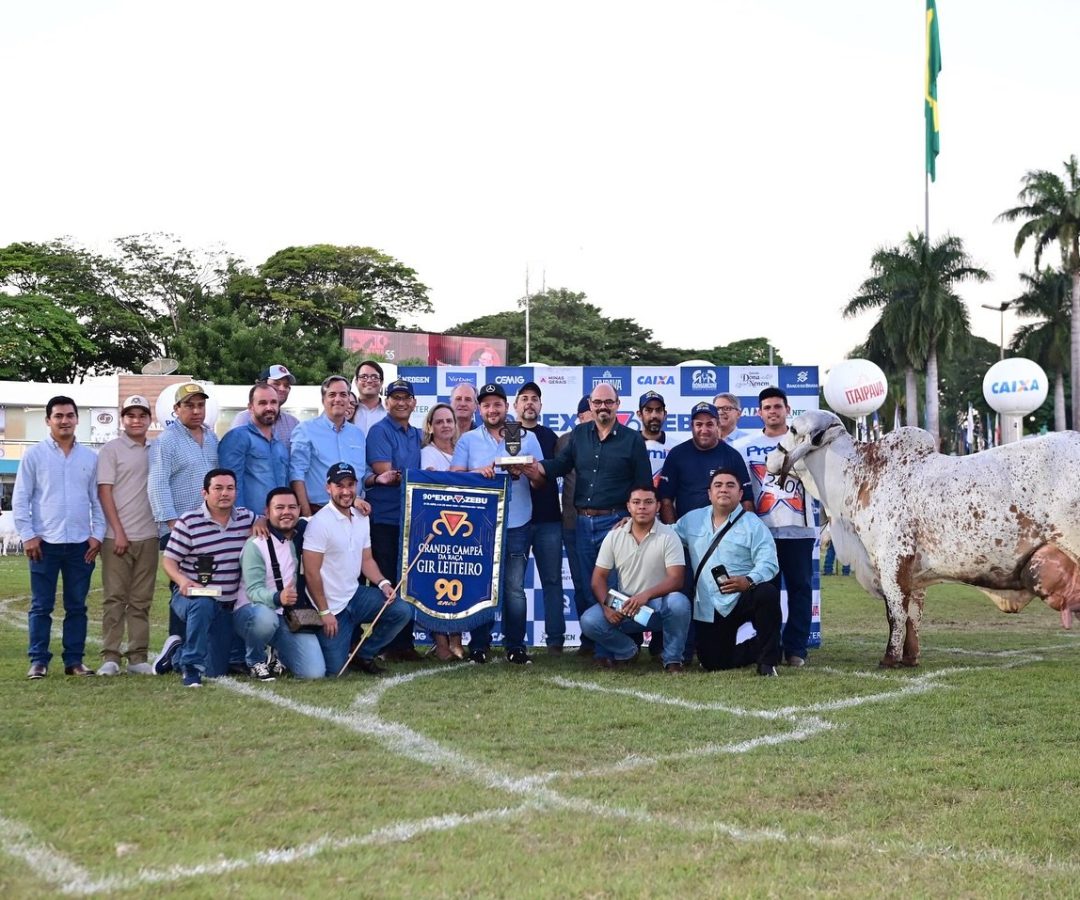 Vice-Governador Matheus Simões com a equipe que cuida da grande campeã Gir leiteiro, Floripa FIV Cabo Verde (foto: divulgação/ABCZ)