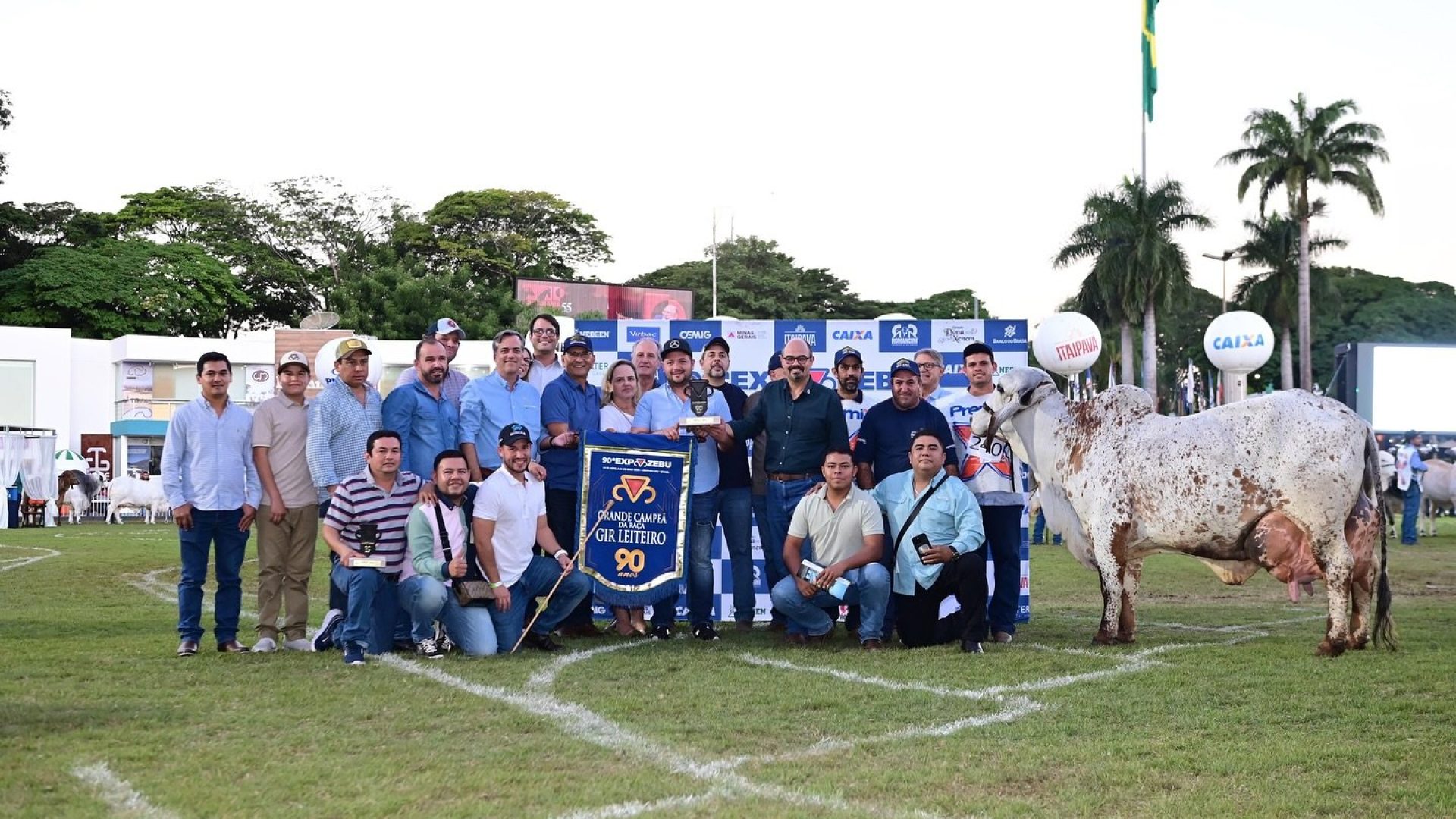 Vice-Governador Matheus Simões com a equipe que cuida da grande campeã Gir leiteiro, Floripa FIV Cabo Verde (foto: divulgação/ABCZ)