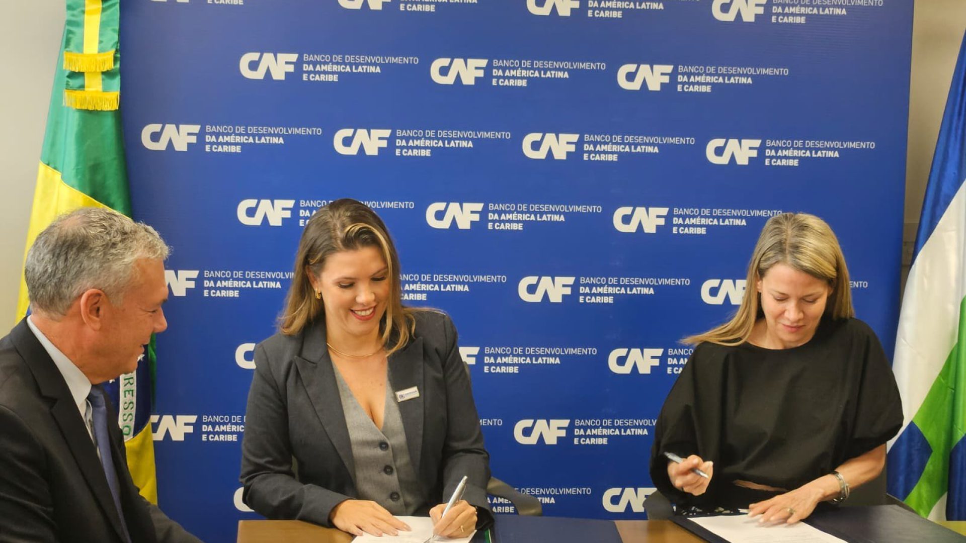 Cerimônia de assinatura contou com a presença da representante da CAF no Brasil, Estefanía Laterza, e do executivo sênior da instituição (foto: Ascom/PMU)