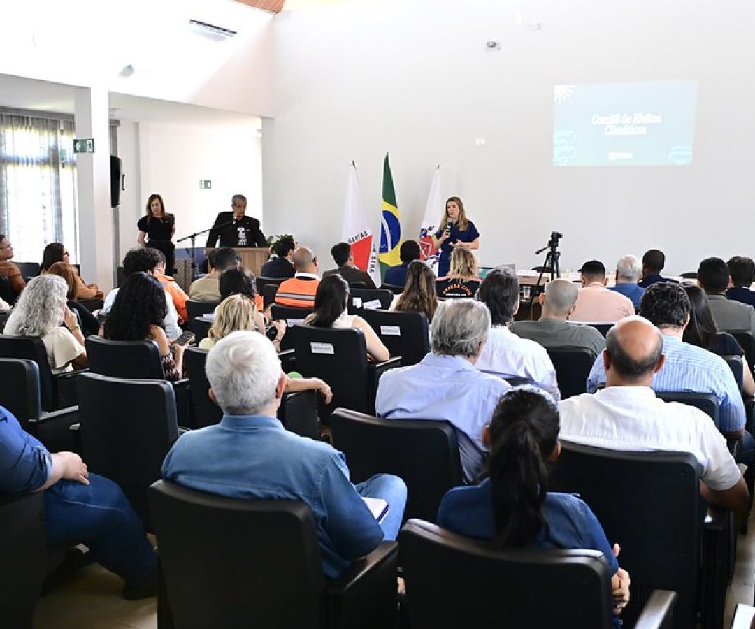 Solenidade contou com palestras de especialistas e reafirmou compromisso com a prevenção de enchentes, queimadas e crises hídricas (foto: divulgação/ PMU)