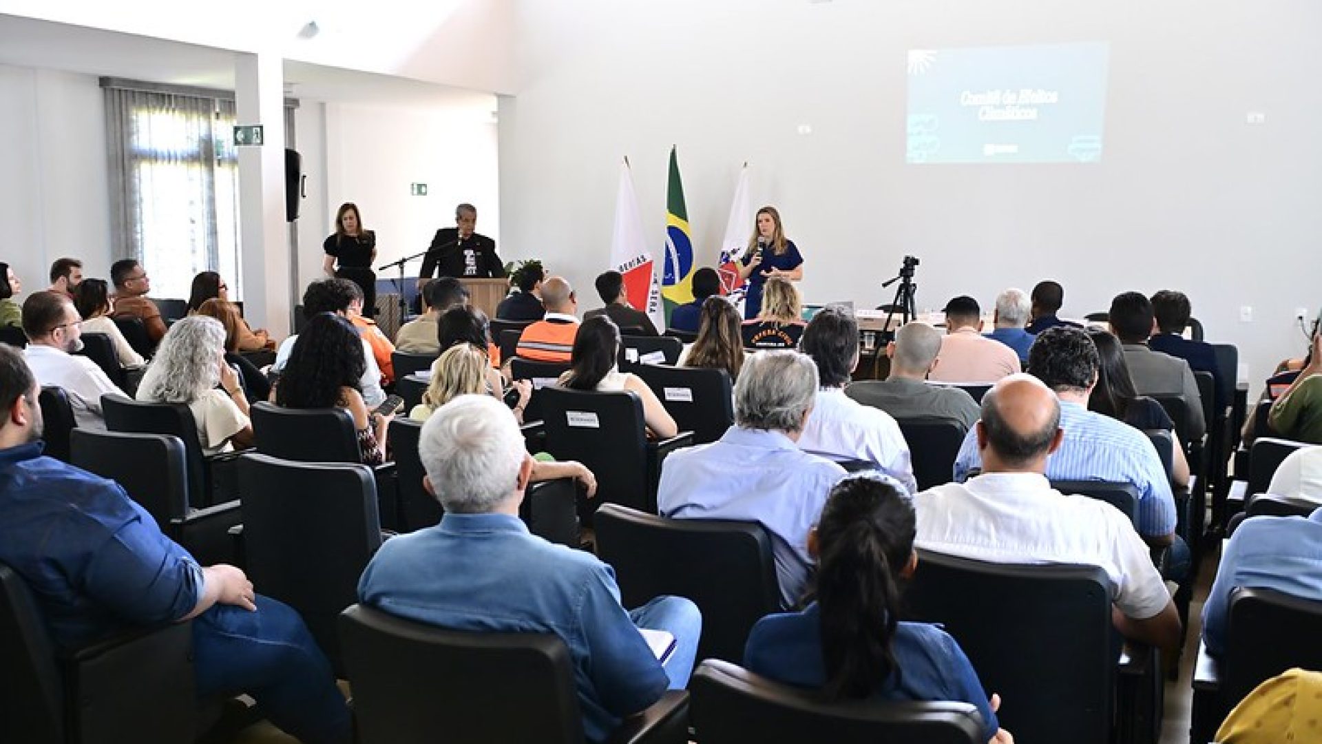 Solenidade contou com palestras de especialistas e reafirmou compromisso com a prevenção de enchentes, queimadas e crises hídricas (foto: divulgação/ PMU)