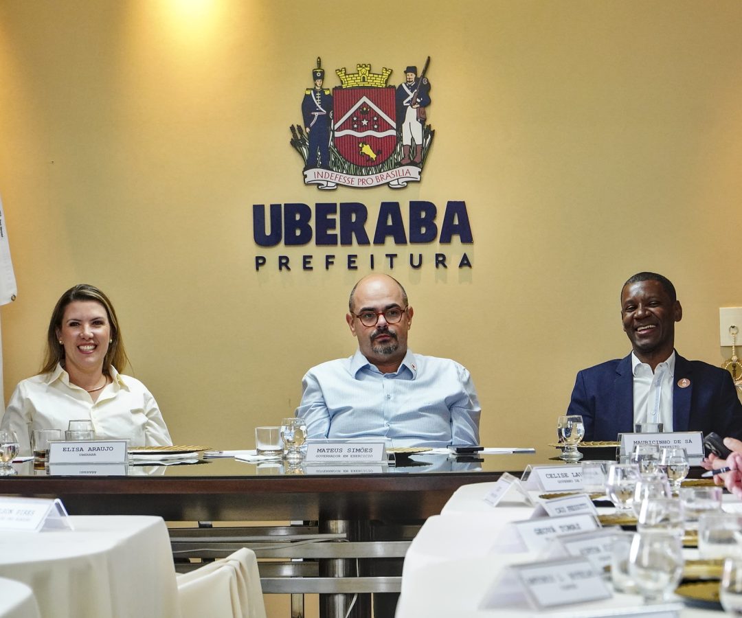 Durante evento com Mateus Simões, prefeita Elisa propõe uso do crédito de ICMS em obras nas cidades (foto: divulgação/ Secom/ PMU)