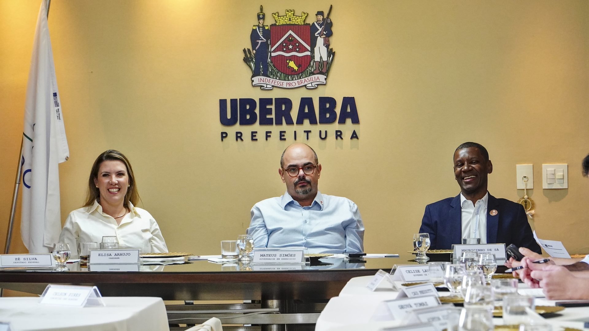 Durante evento com Mateus Simões, prefeita Elisa propõe uso do crédito de ICMS em obras nas cidades (foto: divulgação/ Secom/ PMU)
