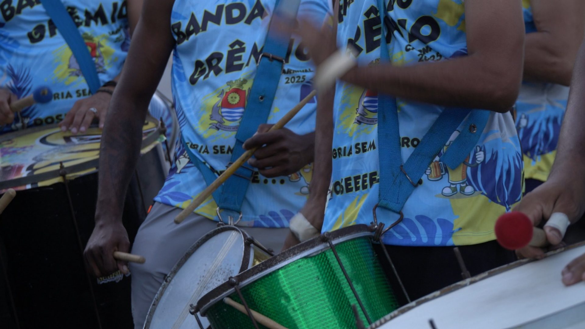 O Carnaval 2026 segue com tudo em Guarujá! Os tradicionais Desfiles de Blocos e Bandas continuam movimentando as ruas da cidade...