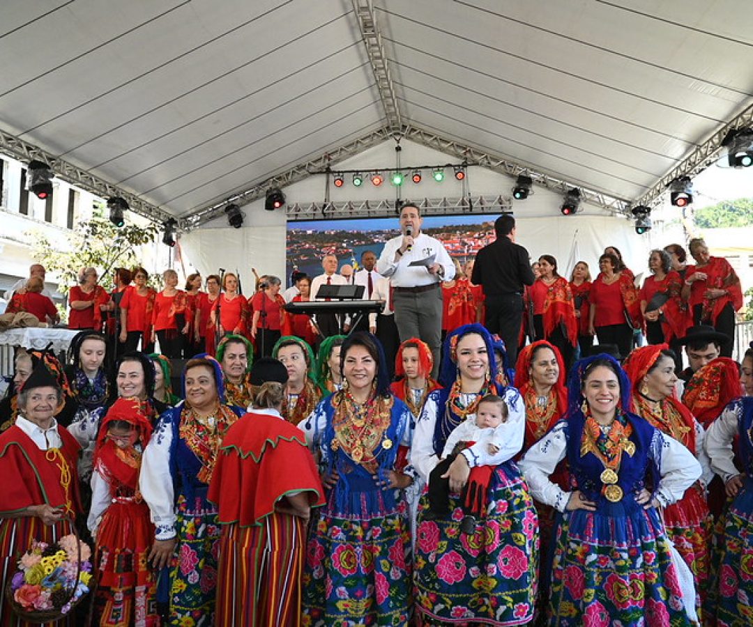 Festa de Portugal reúne multidão no Centro Histórico de Santos