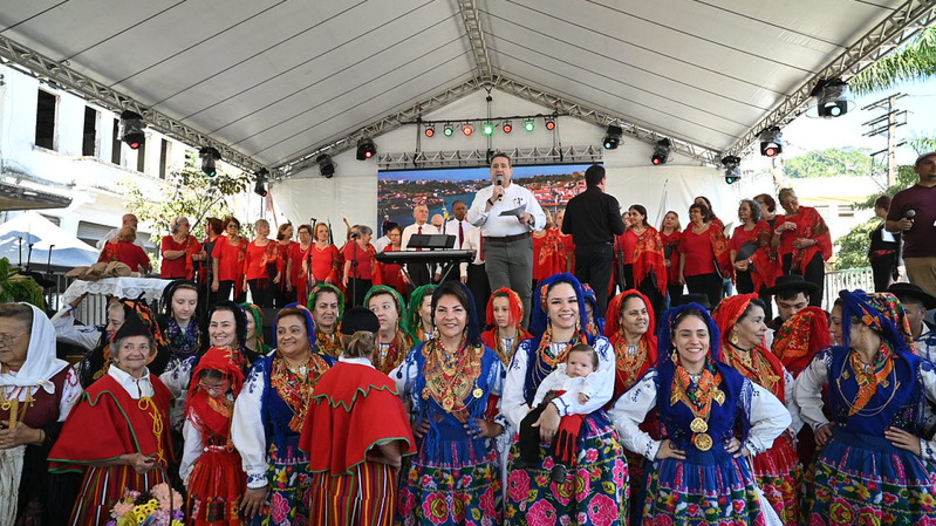 Festa de Portugal reúne multidão no Centro Histórico de Santos