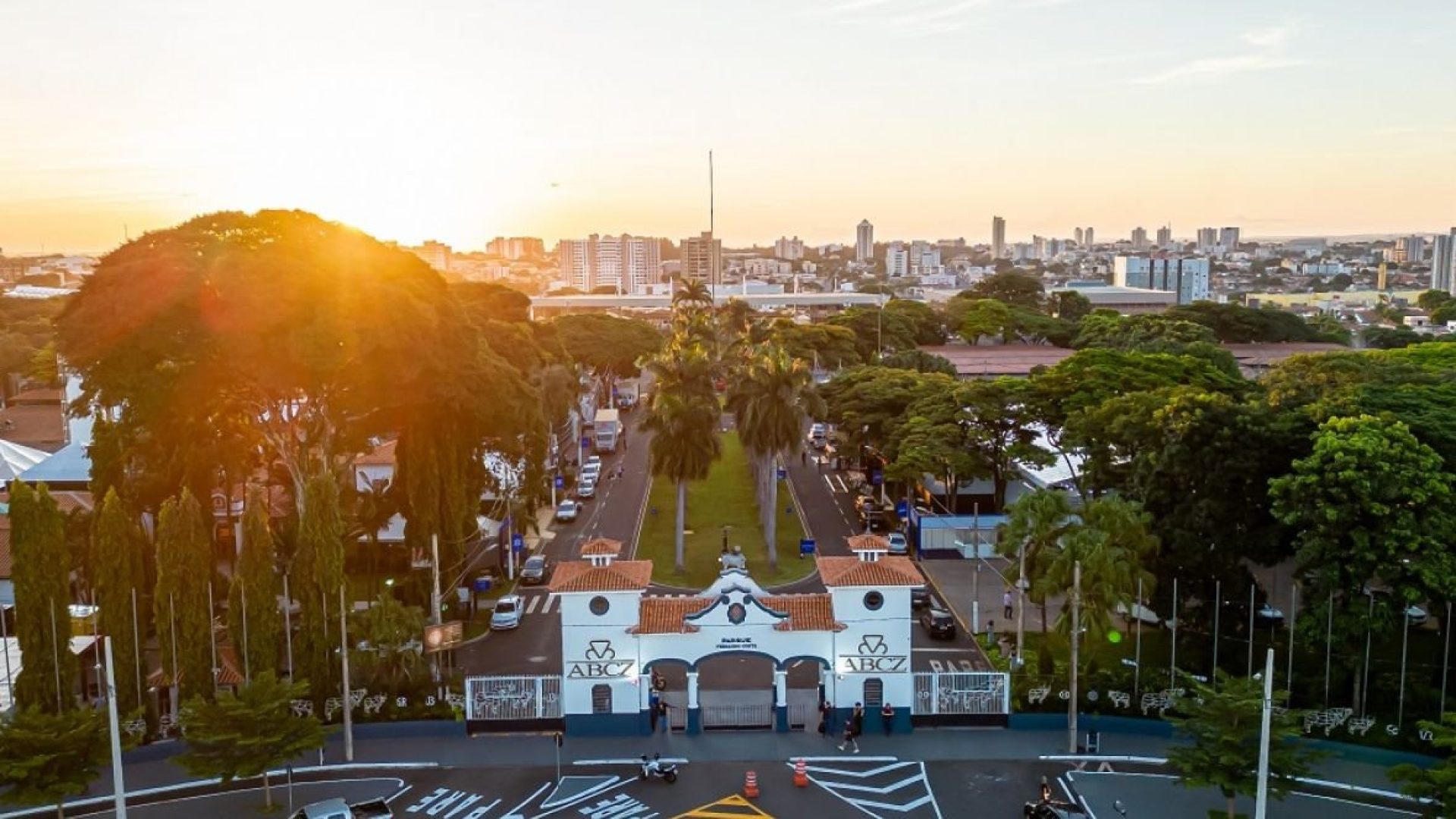 A abertura oficial da 90ª ExpoZebu, que acontece a partir das 10h, no parque Fernando Costa, em Uberaba (MG) (foto: Ascom/ABCZ)