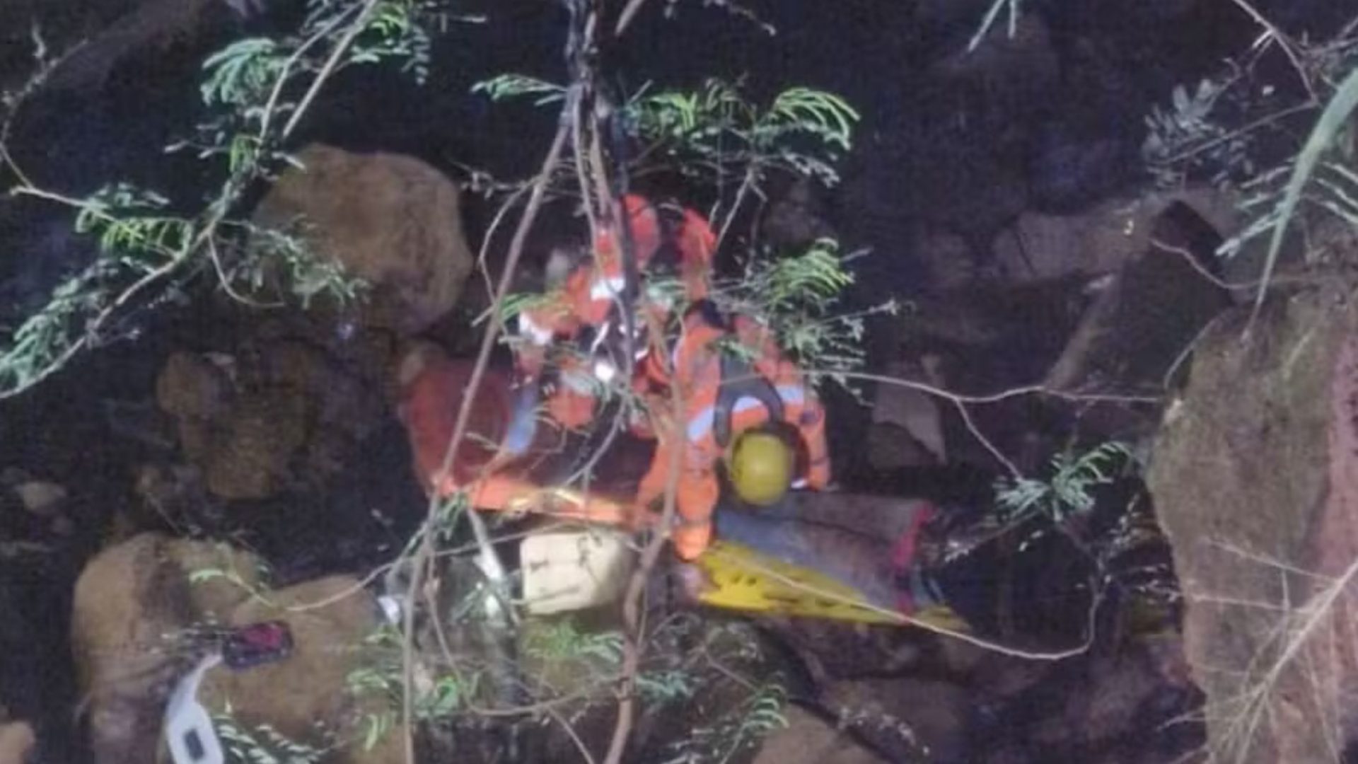 Adolescente pula de moto e cai em ribanceira