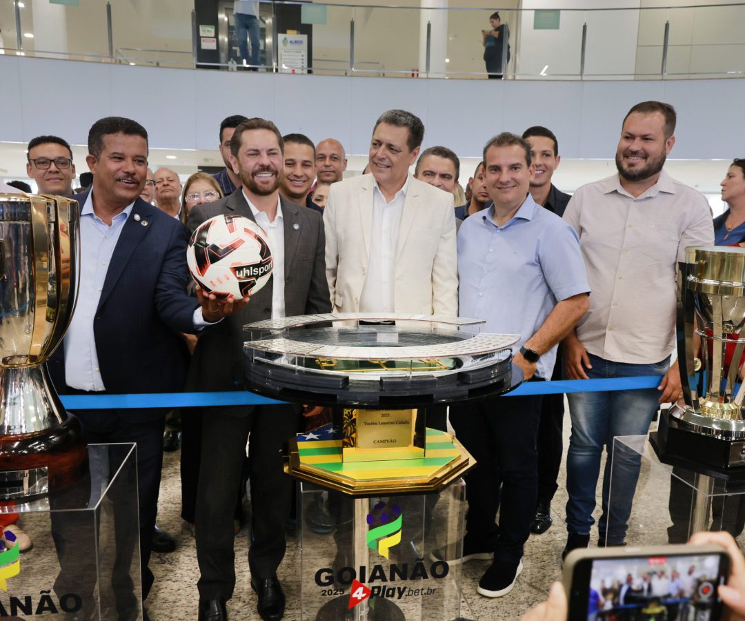 Alego recebe as taças que serão entregues aos finalistas, Vila Nova e Anápolis