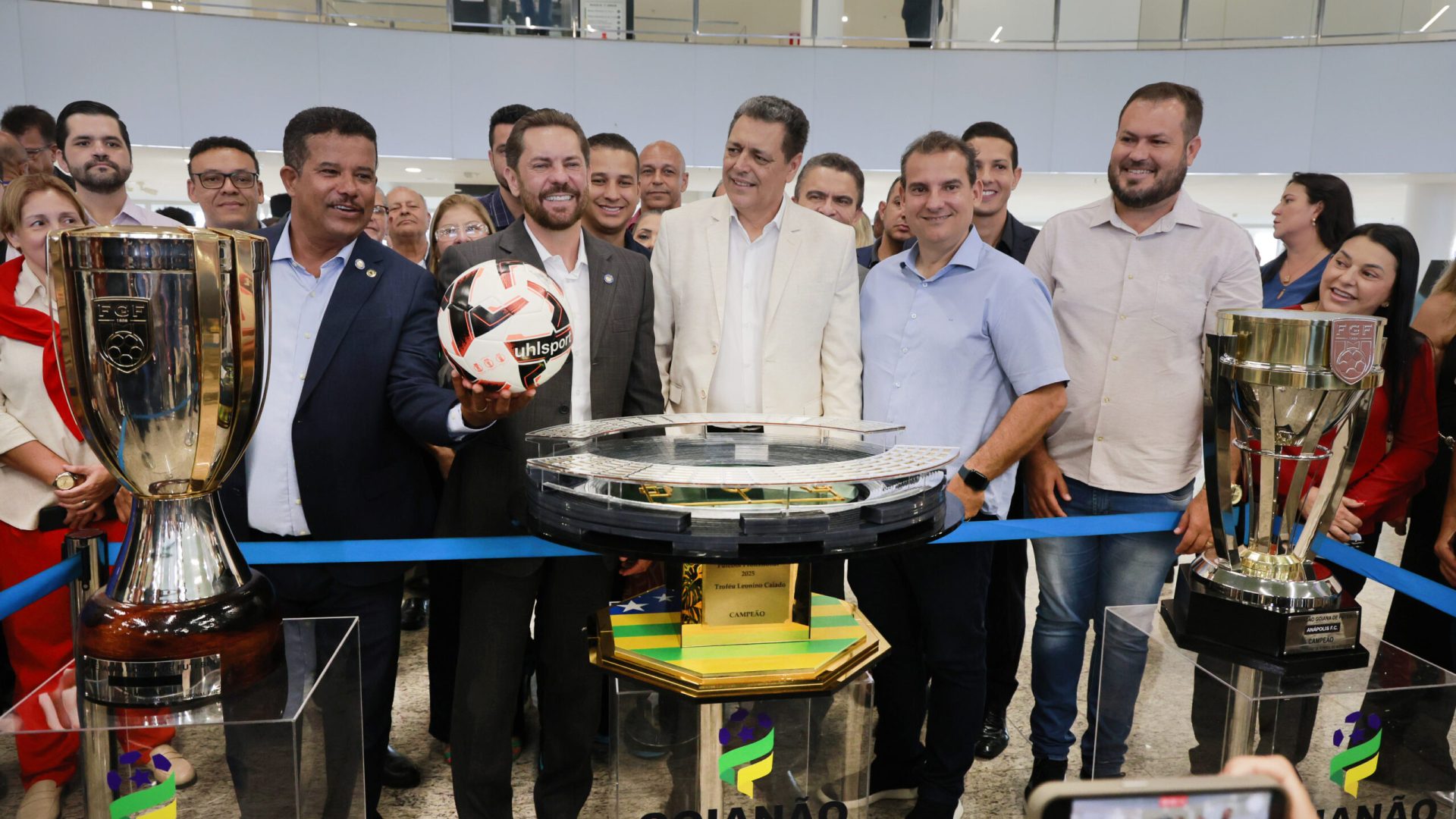 Alego recebe as taças que serão entregues aos finalistas, Vila Nova e Anápolis