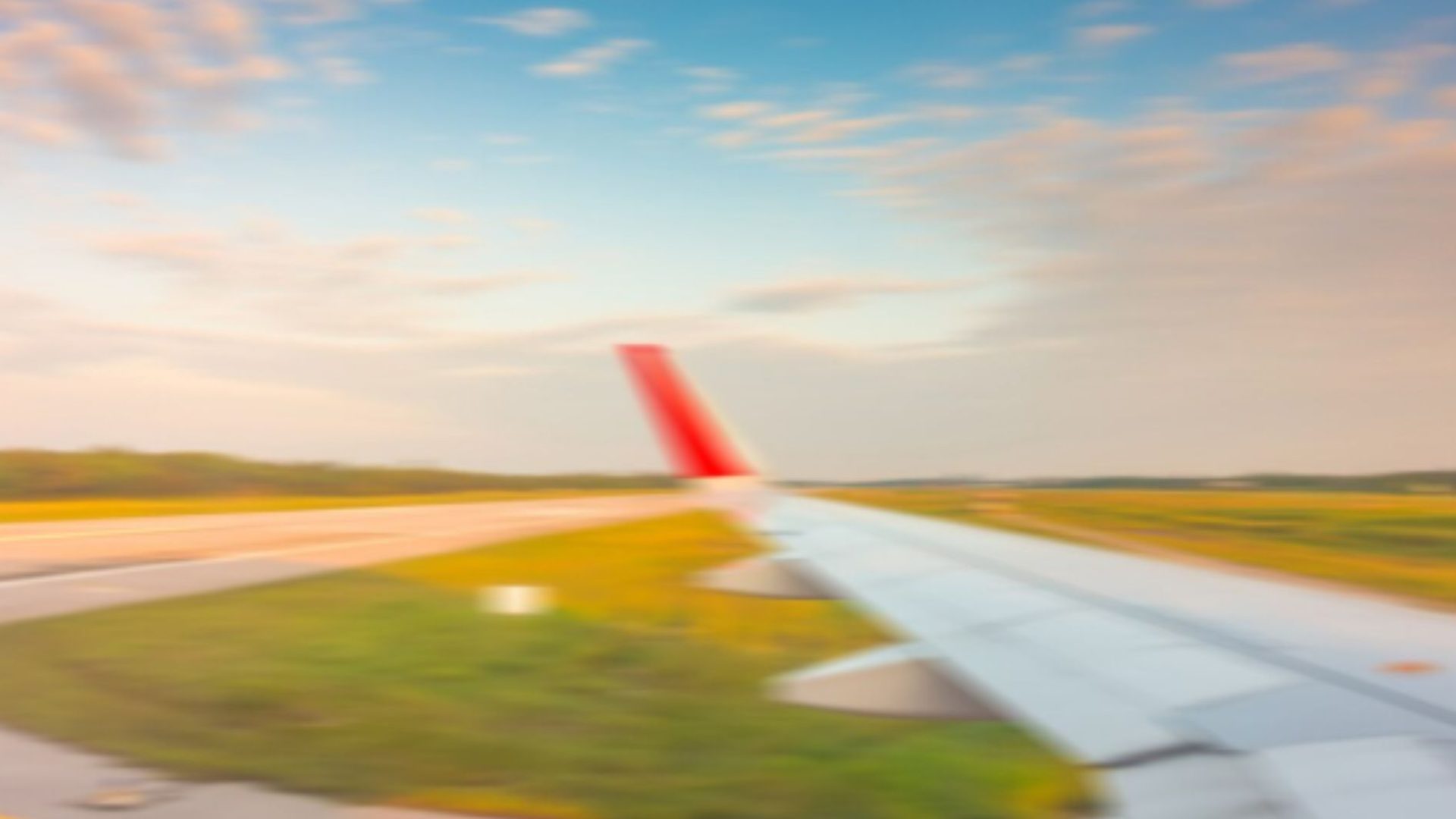 Avião colide com outra aeronave em pista de Santiago
