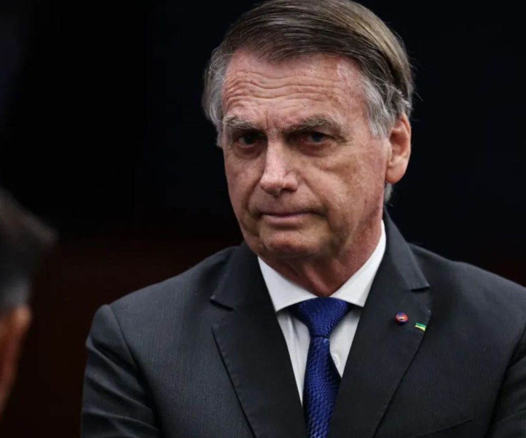 Bolsonaro entrega armas