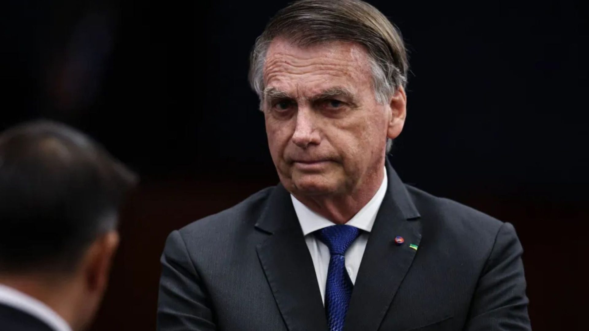 Bolsonaro entrega armas