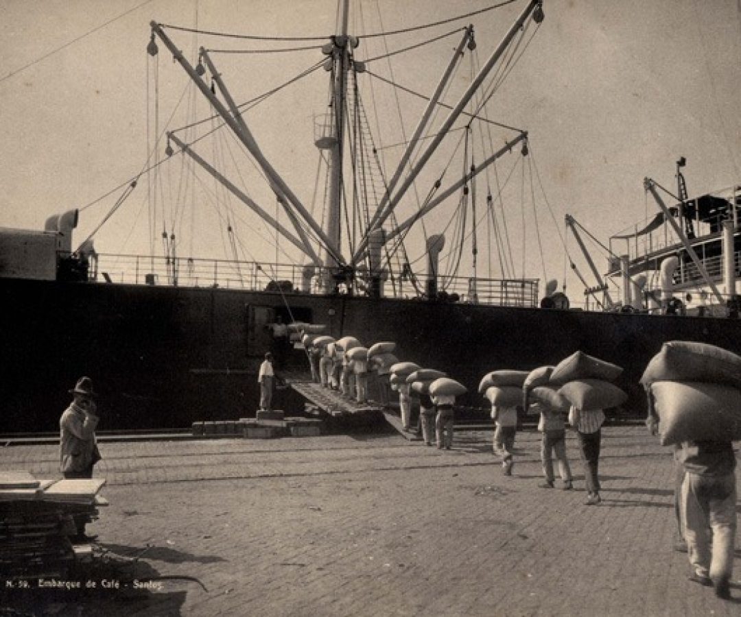 No dia mundial do café, entenda a relação do grão com a cidade de Santos. Foto: Associação Comercial de Santos