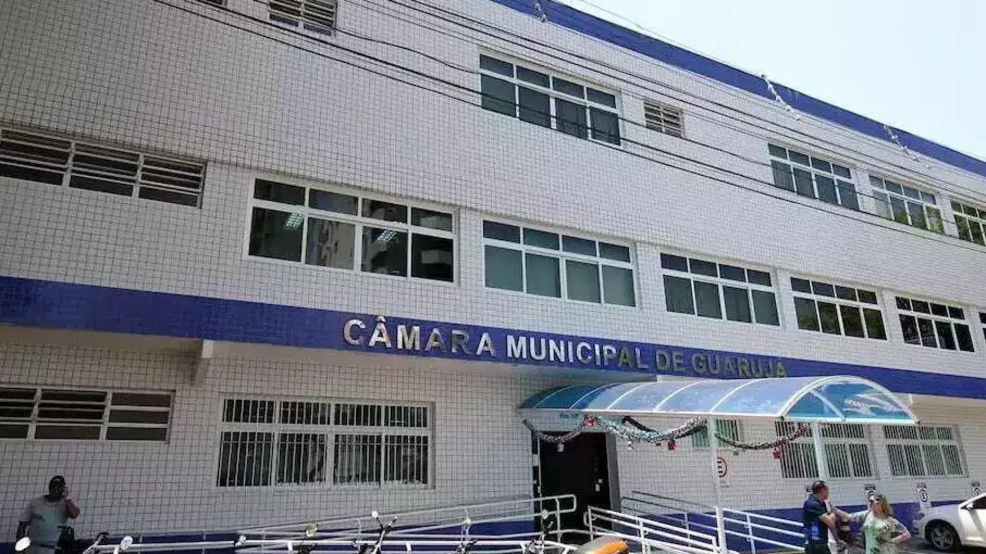 A Câmara Municipal de Guarujá aprovou, nesta sexta-feira (24), durante sessão extraordinária, o projeto de lei que autoriza alterações na legislação municipal para permitir a contratação de um empréstimo de R$ 20 milhões junto à Caixa Econômica Federal.