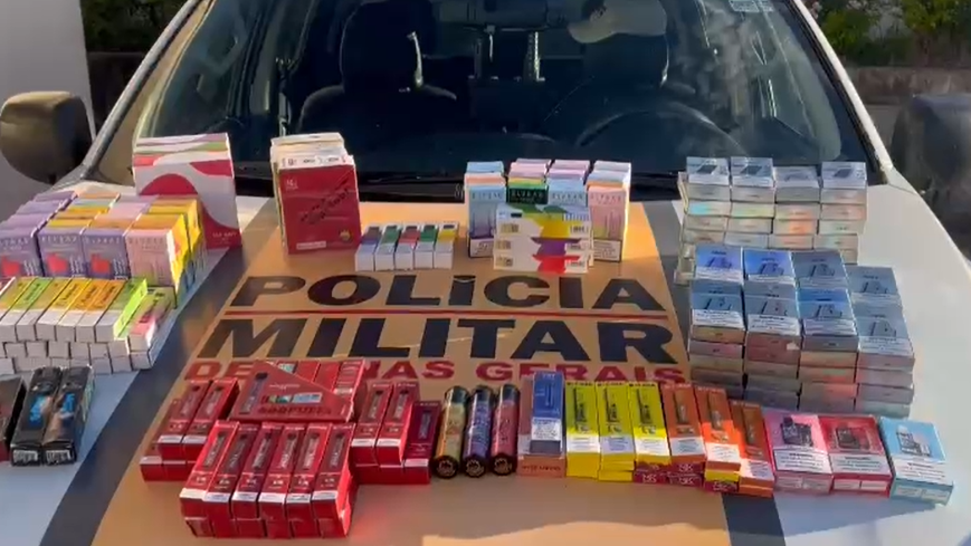 Cigarros eletrônicos contrabandeados são apreendidos em Araxá (foto: divulgação/PMMG