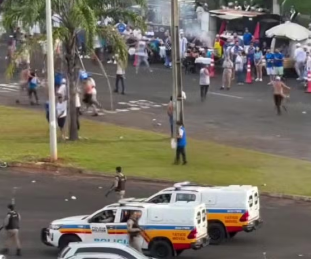 Polícia Militar dispersa briga entre torcedores em Uberlândia (reprodução: redes sociais)