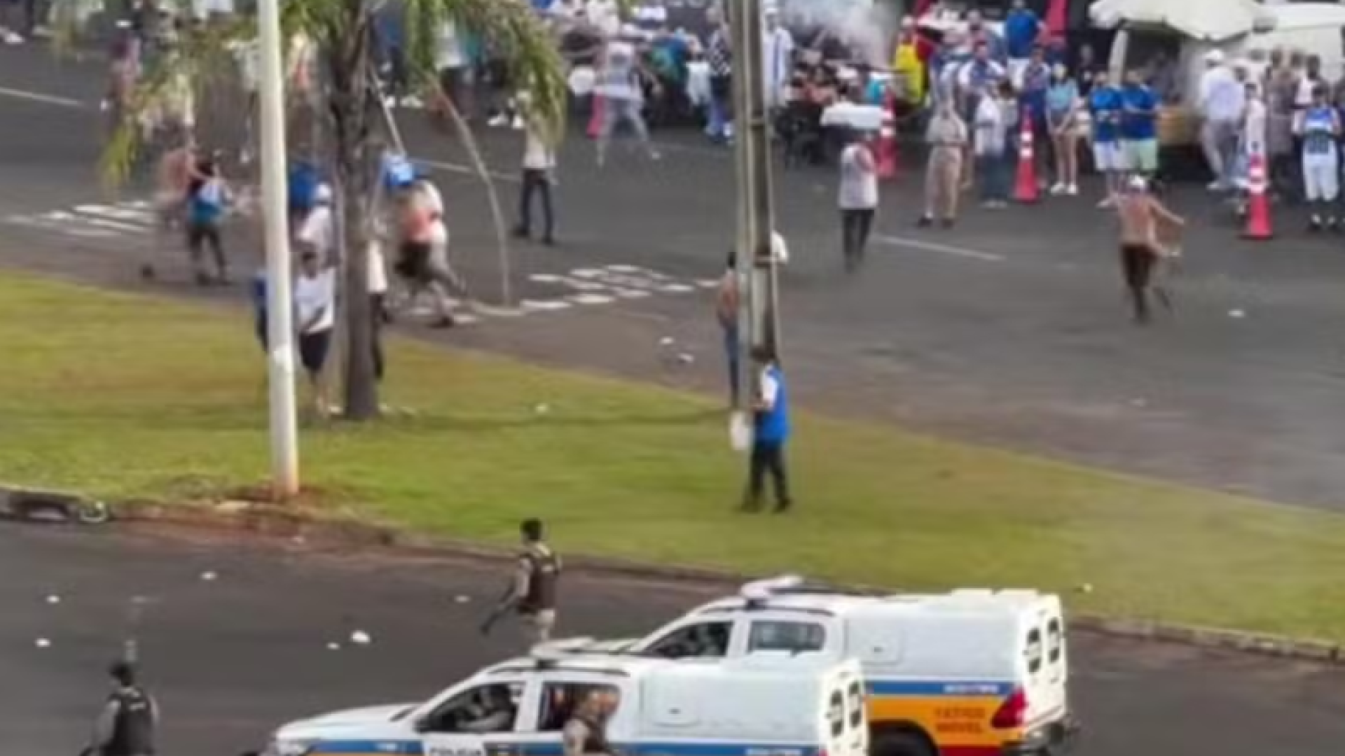 Polícia Militar dispersa briga entre torcedores em Uberlândia (reprodução: redes sociais)