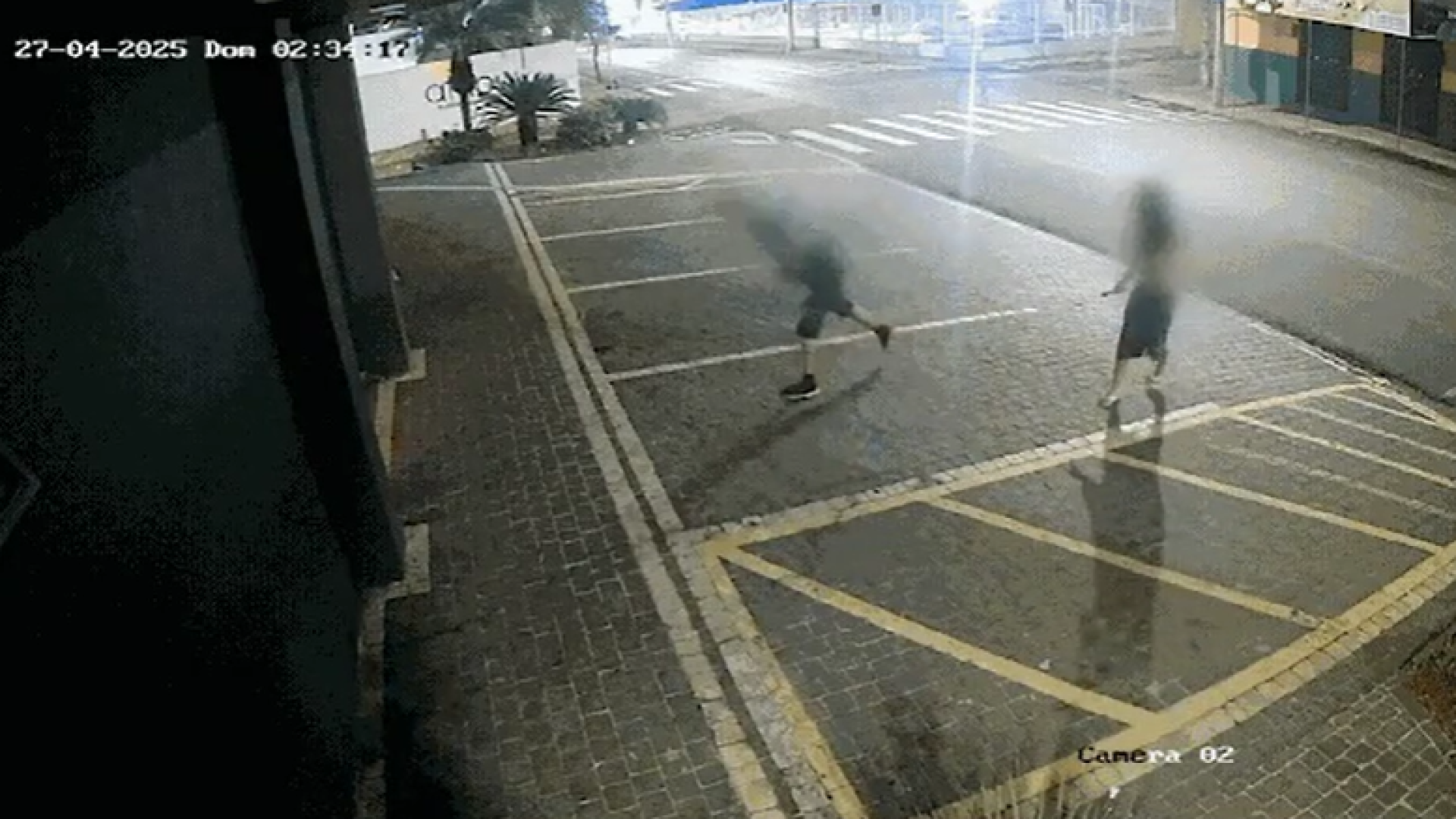 Dupla quebra vidraça de concessionária e furta moto de R$ 25 mil em Uberlândia (reprodução: redes sociais)