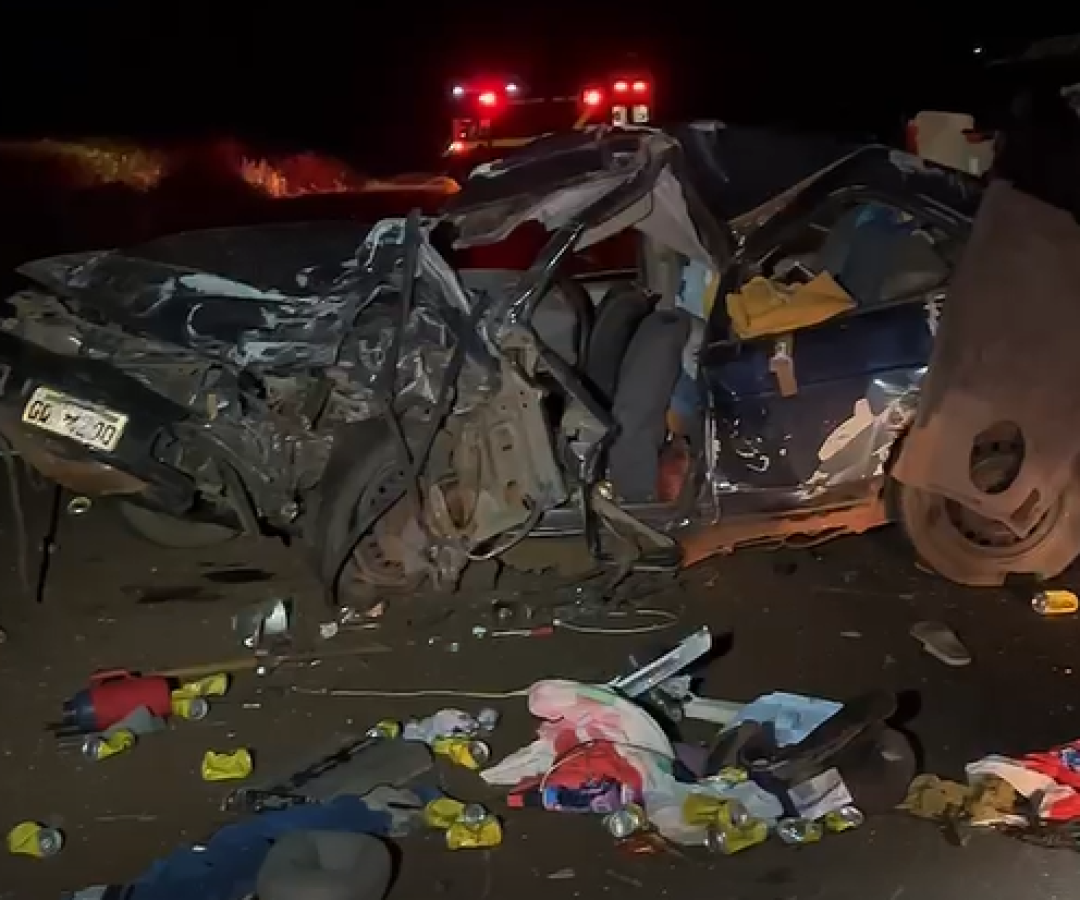 Carro ficou destruído após acidente. (reprodução/ Redes Sociais)