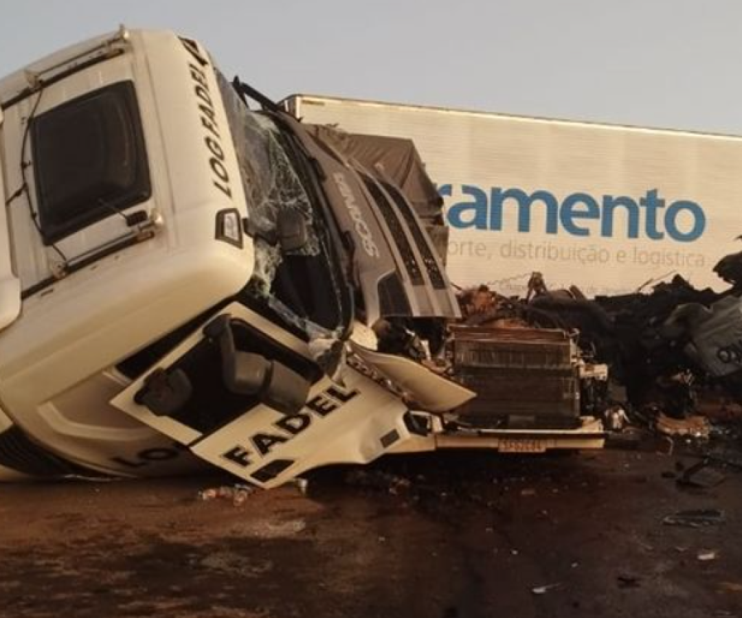 Dois feridos e carga de cimento espalhada na pista. Motorista foi preso em flagrante. (foto: PRF)