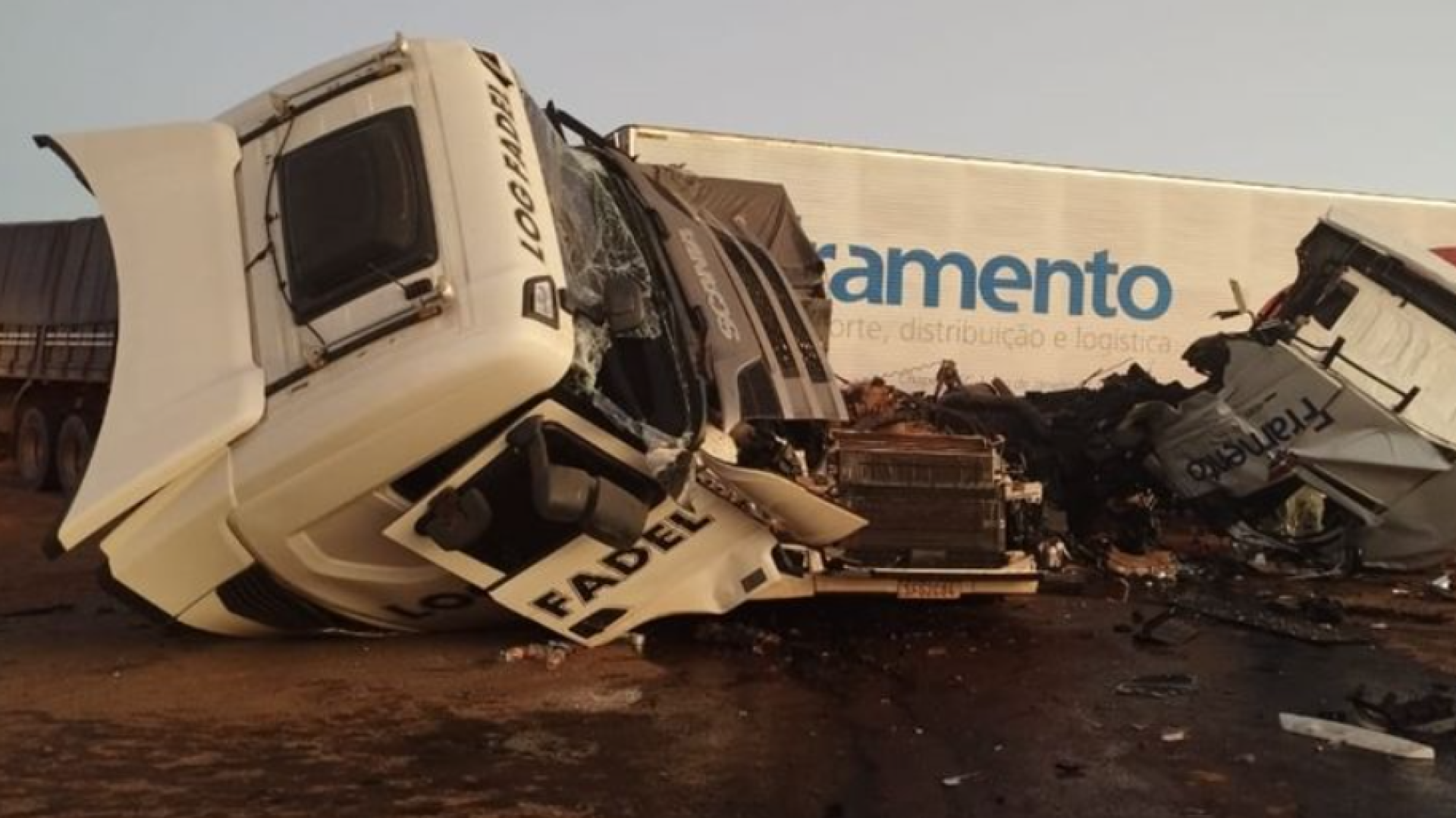 Dois feridos e carga de cimento espalhada na pista. Motorista foi preso em flagrante. (foto: PRF)