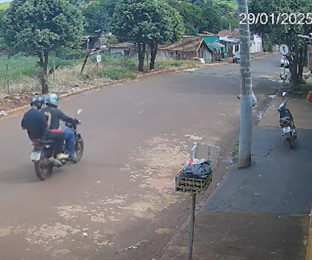 Imagens de câmeras de segurança o mostraram deixando uma conveniência no bairro Florêncio com um passageiro na garupa (foto: reprodução/PMMG)