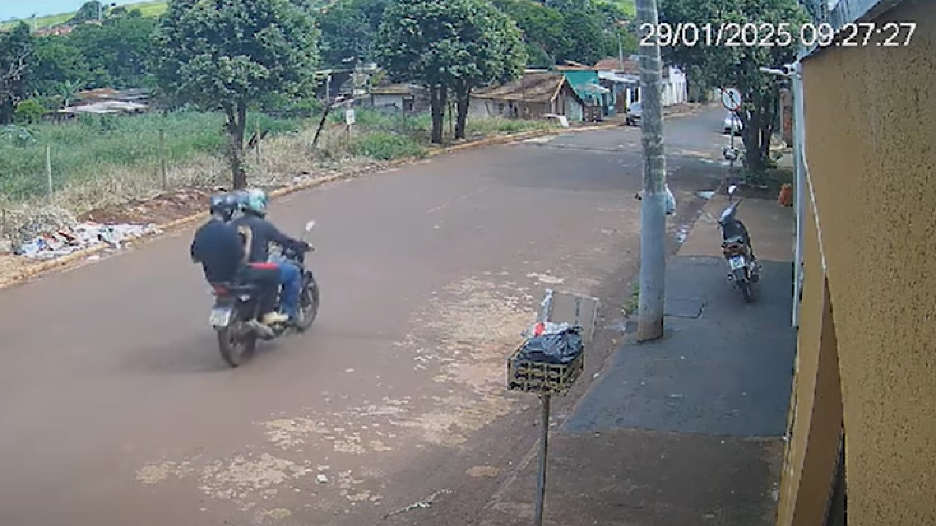 Imagens de câmeras de segurança o mostraram deixando uma conveniência no bairro Florêncio com um passageiro na garupa (foto: reprodução/PMMG)