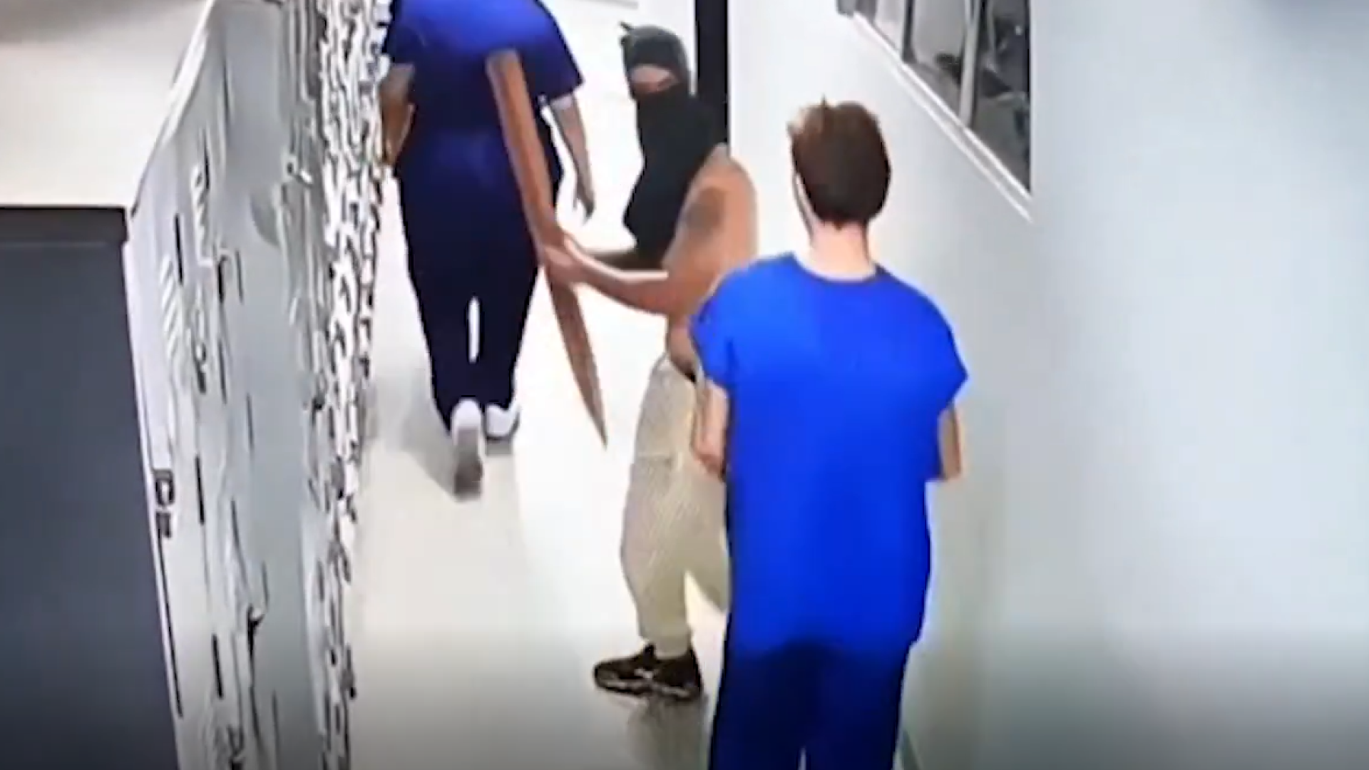 Homem armado com pedaço de madeira assalta funcionários no hospital veterinário da UFU, em Uberlândia (foto: reprodução/Redes Sociais)