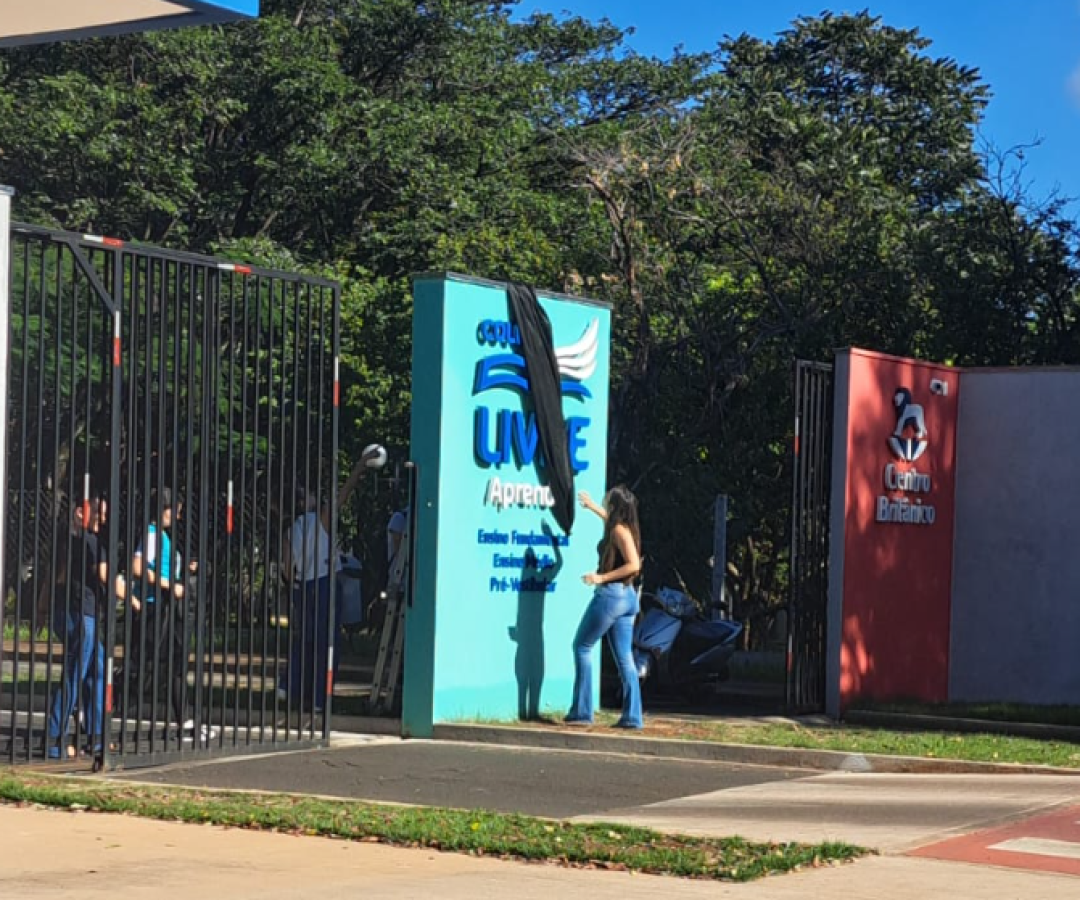 Faixa preta colocada na frente da escola mostra luto após morte de estudante. (foto: reprodução/Redes Sociais)
