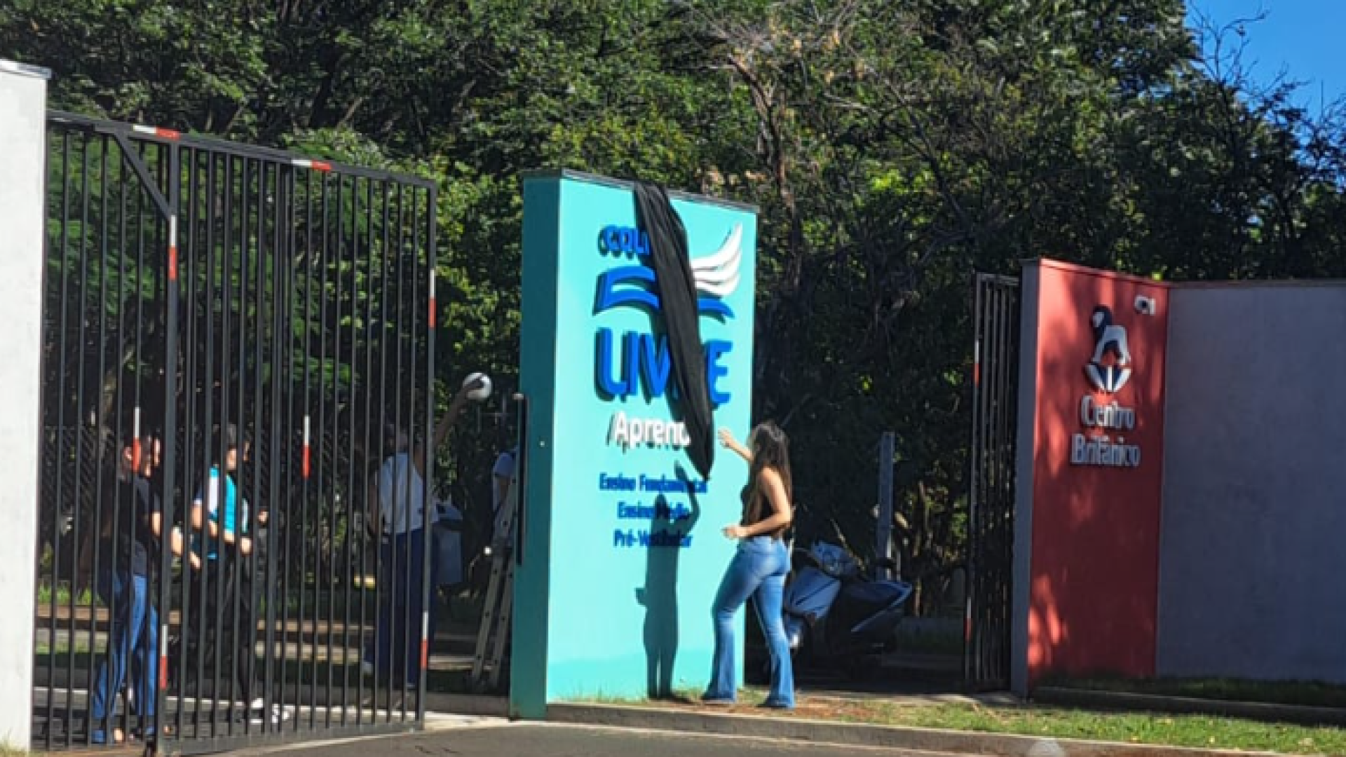 Faixa preta colocada na frente da escola mostra luto após morte de estudante. (foto: reprodução/Redes Sociais)