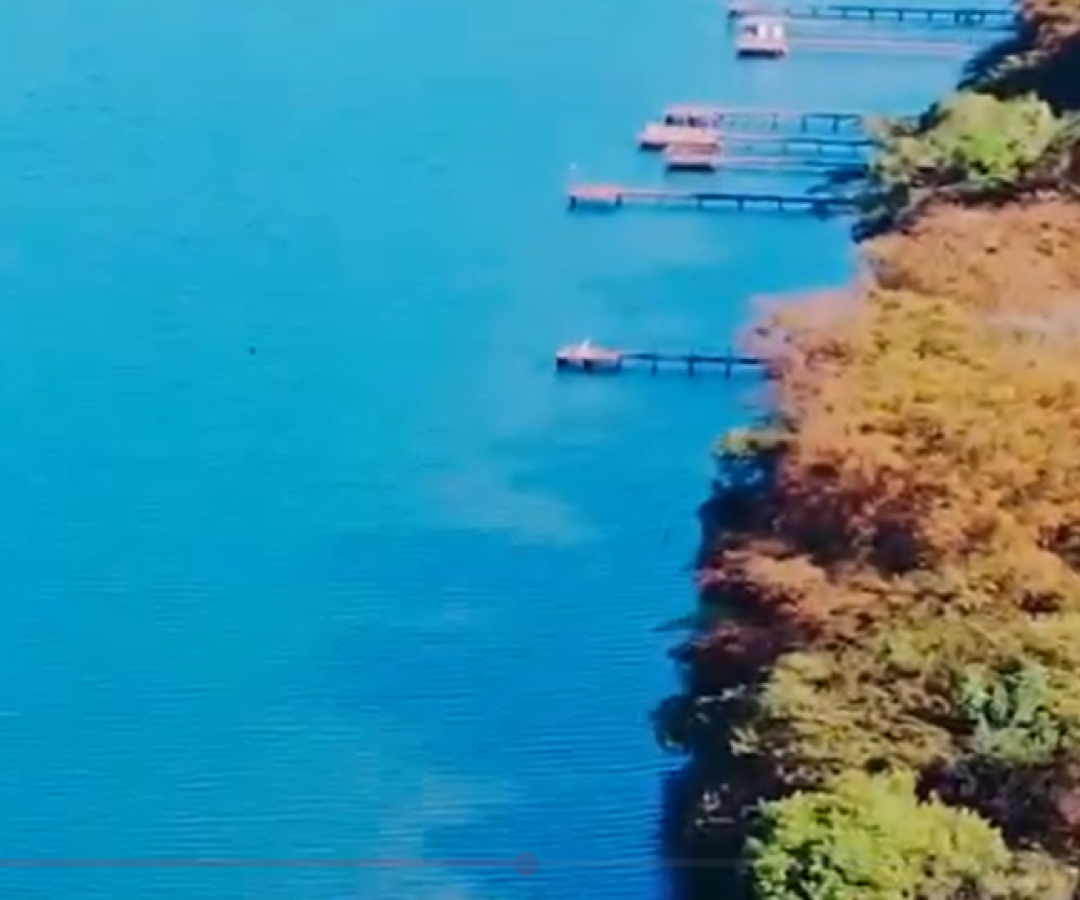 Imagem aérea de deck no Rio Grande, em Água Comprida