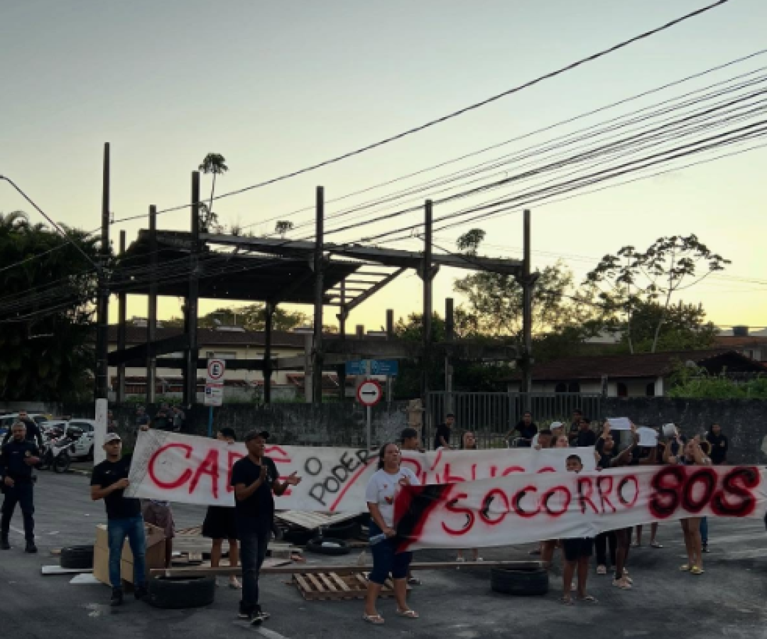 Manifestação em Vila Tupi cobra respostas após despejo e demolições em Bertioga