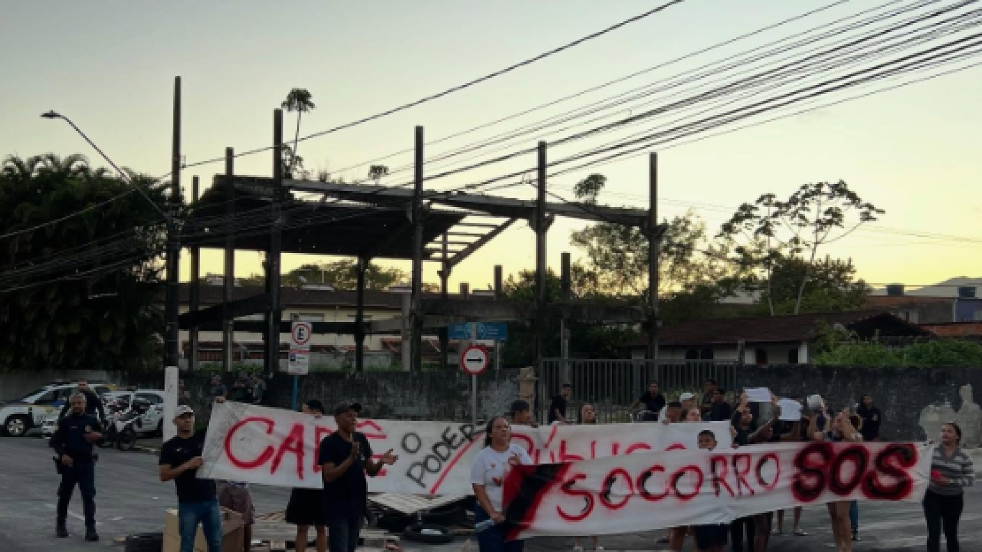 Manifestação em Vila Tupi cobra respostas após despejo e demolições em Bertioga