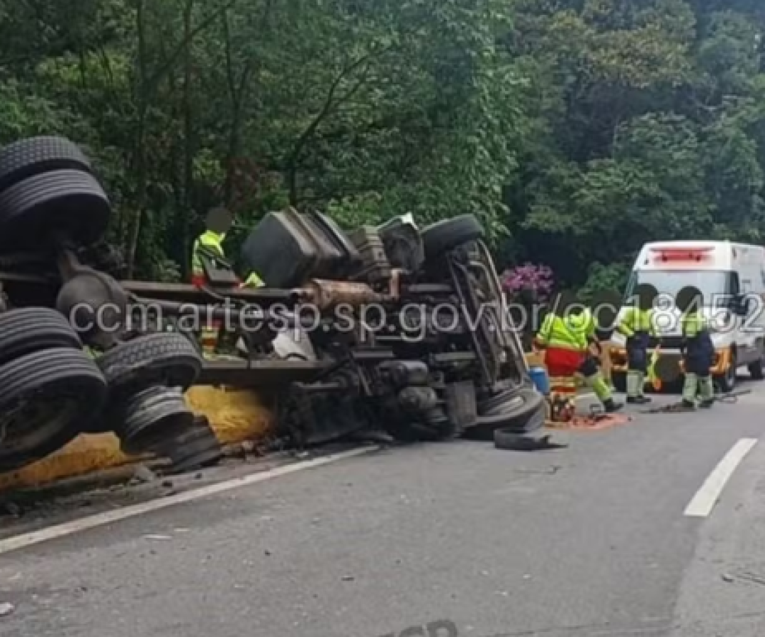 Caminhão tomba e motorista fica preso às ferragens em rodovia de Biritiba-Mirim