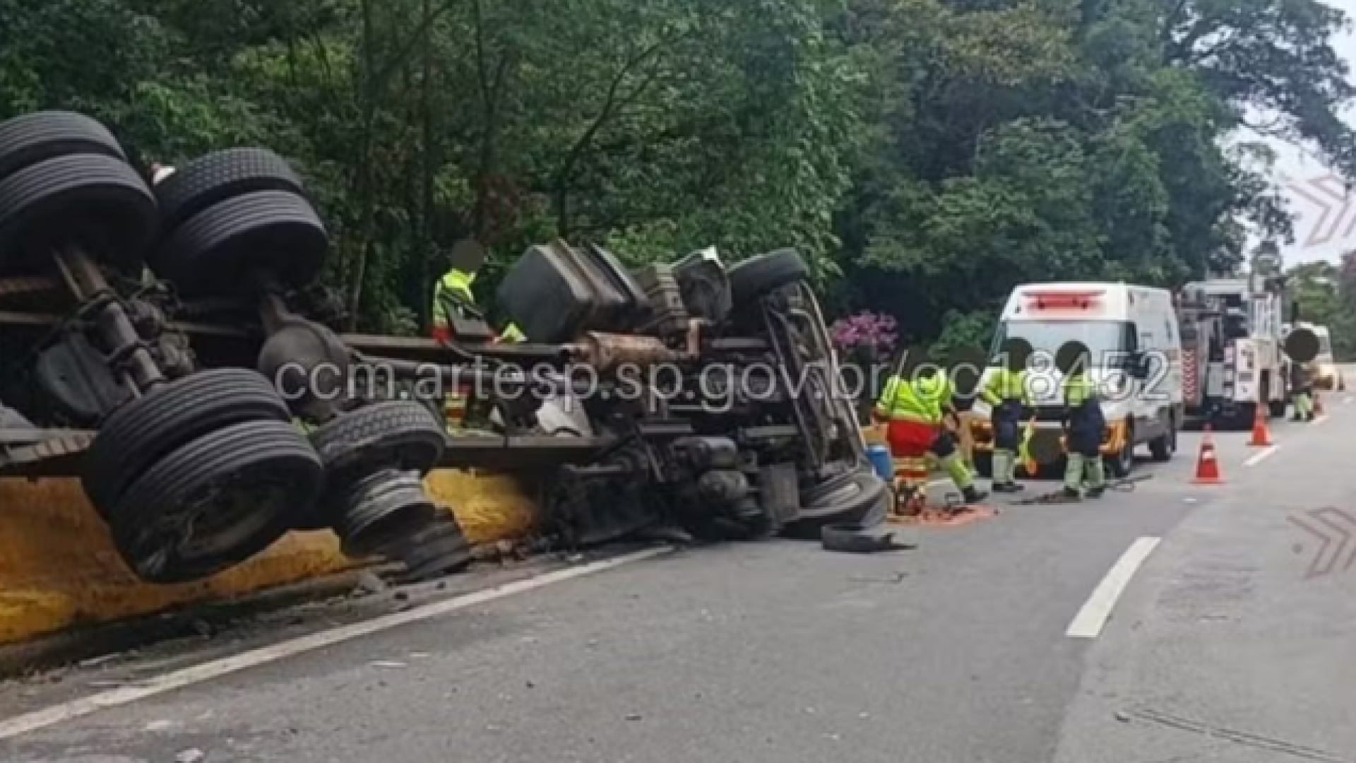 Caminhão tomba e motorista fica preso às ferragens em rodovia de Biritiba-Mirim