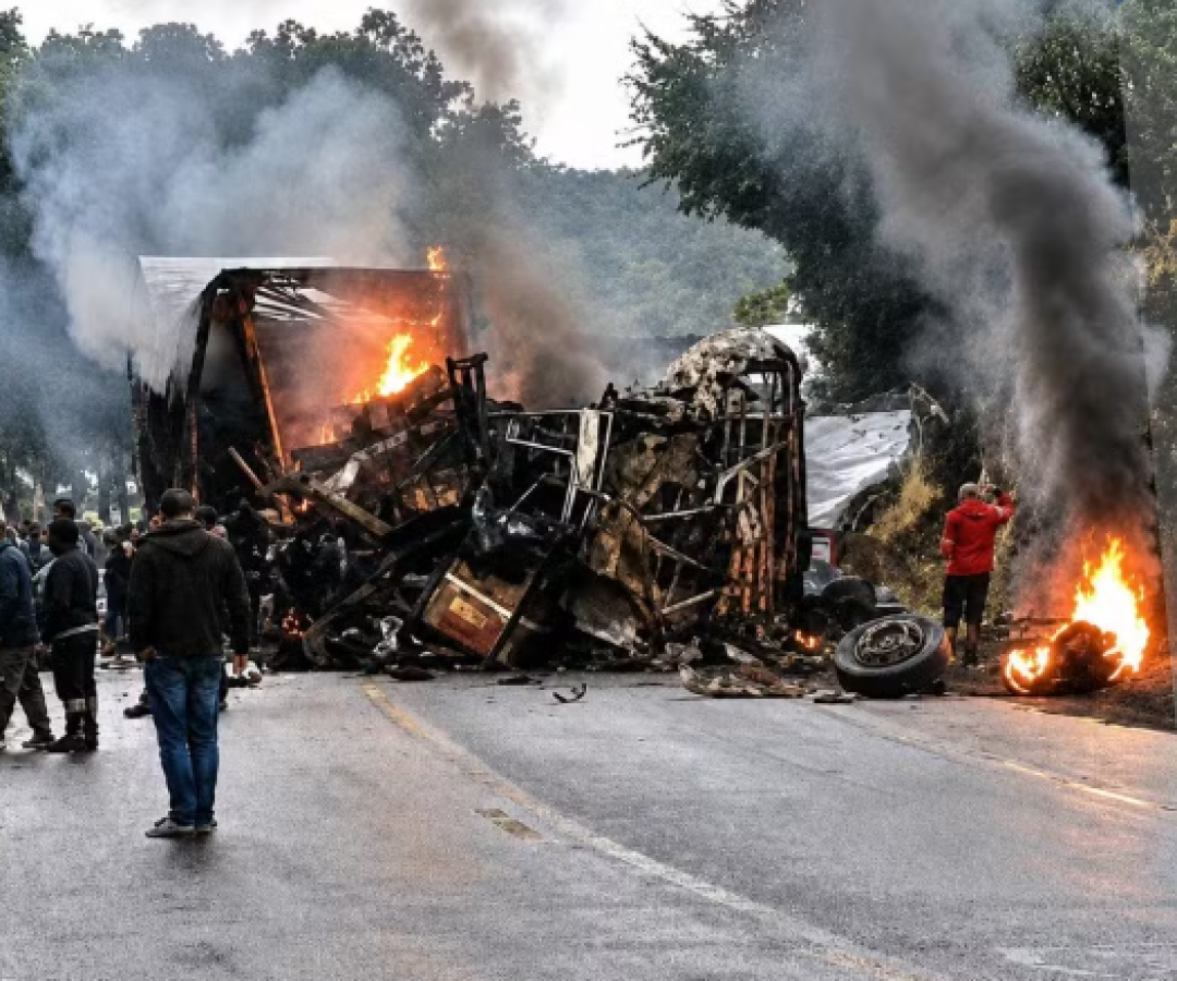 Acidente na BR-251 deixa oito mortos após ônibus pegar fogo em MG