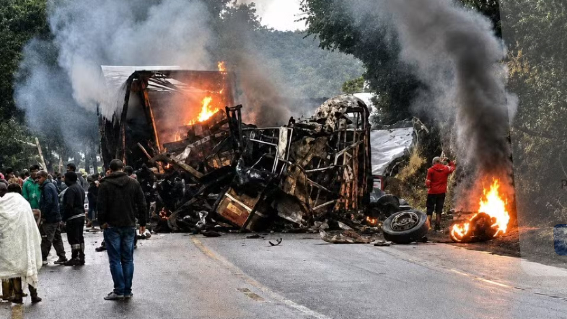 Acidente na BR-251 deixa oito mortos após ônibus pegar fogo em MG