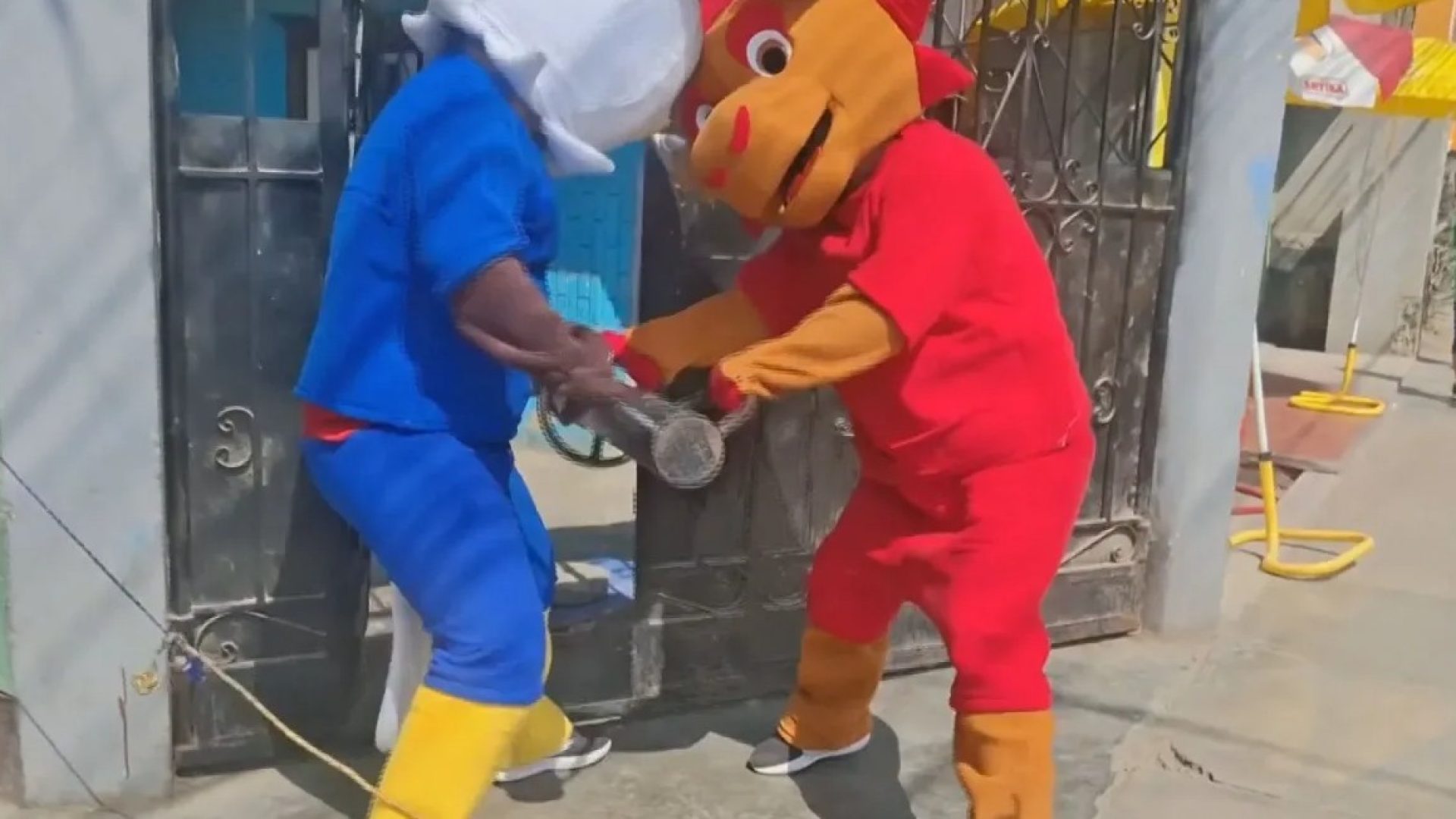 Operação criativa: agentes peruanos vestem mascotes e detêm traficante em Lima