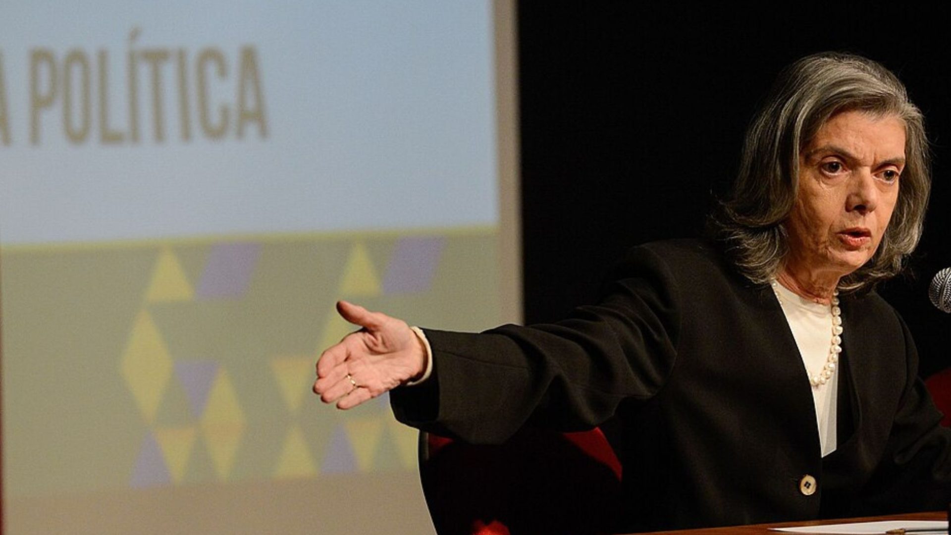 Cármen Lúcia propõe brigadas eleitorais para mulheres em 2026