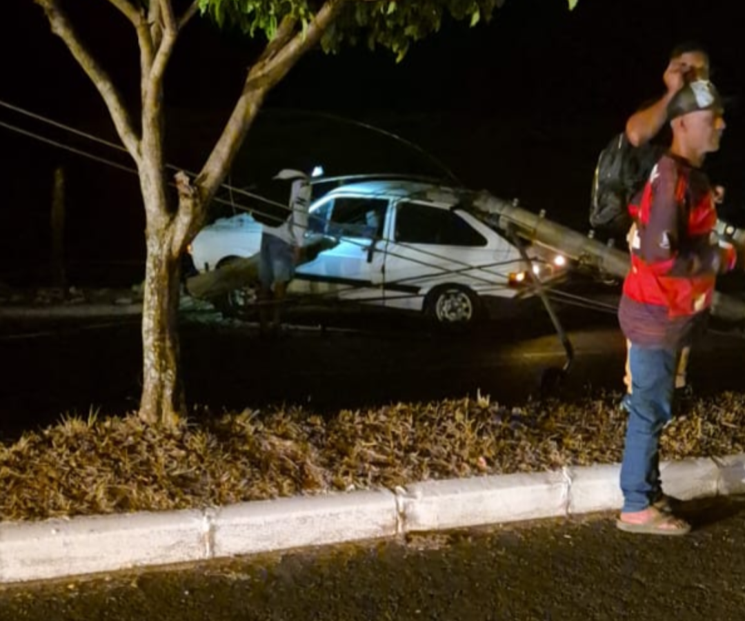 Carro atinge poste e causa apagão em Sacramento e Conquista