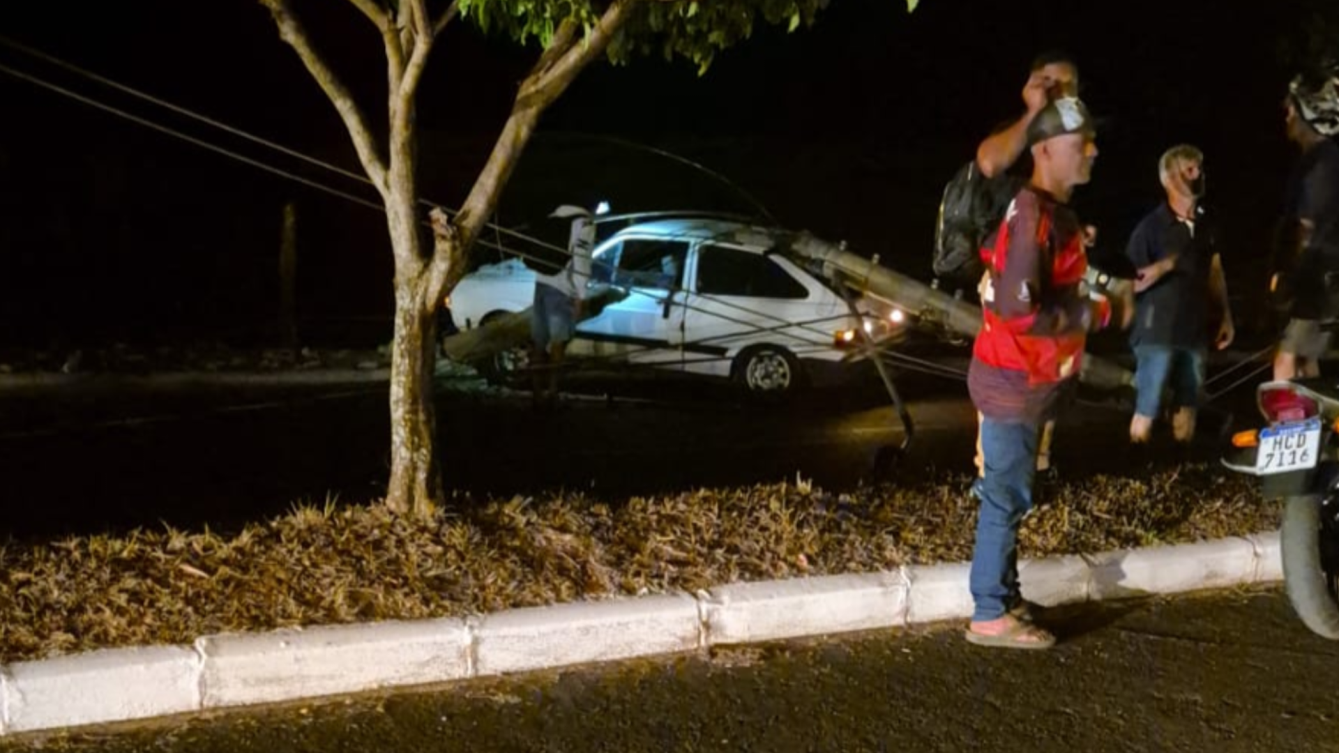 Carro atinge poste e causa apagão em Sacramento e Conquista