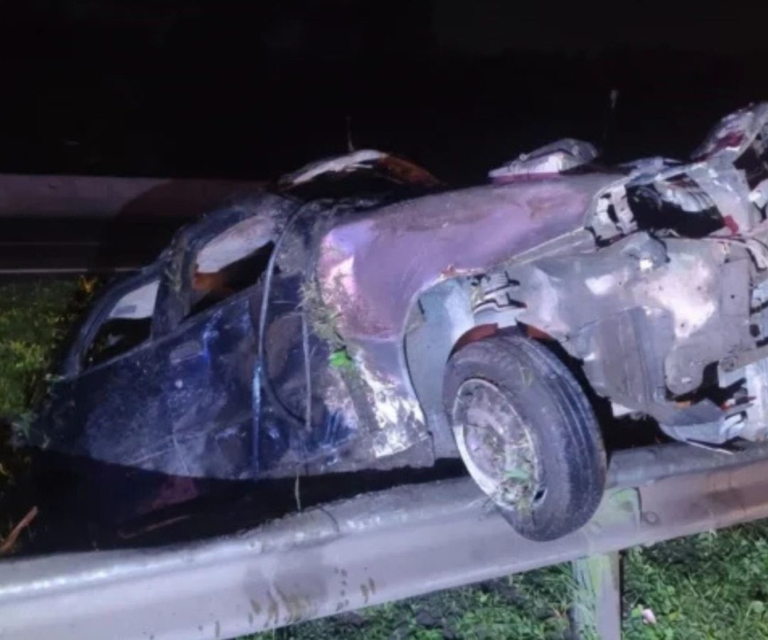 Carro capota na Anchieta