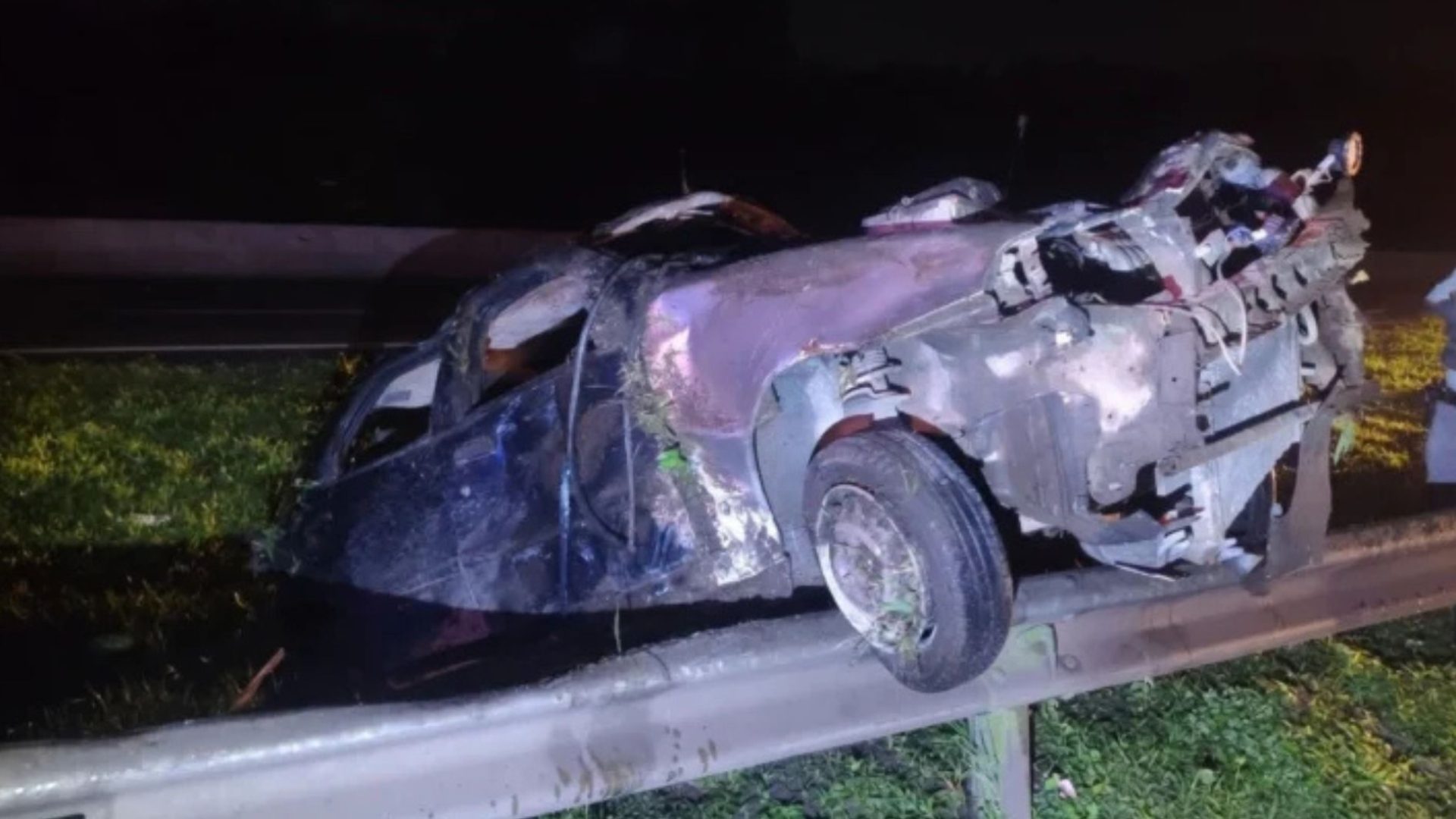 Carro capota na Anchieta