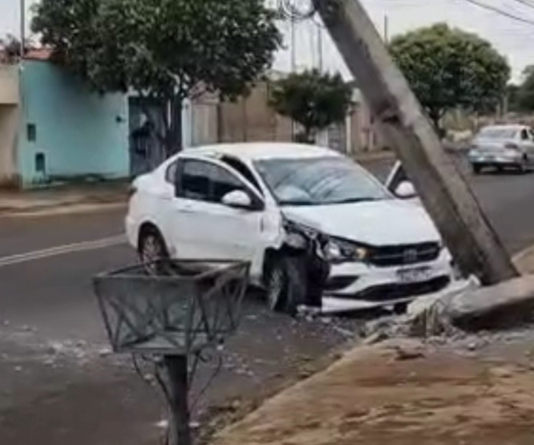 Carro colide com poste no Parque das Aroeiras