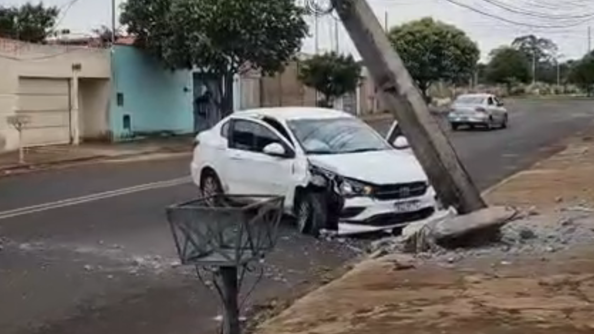 Carro colide com poste no Parque das Aroeiras