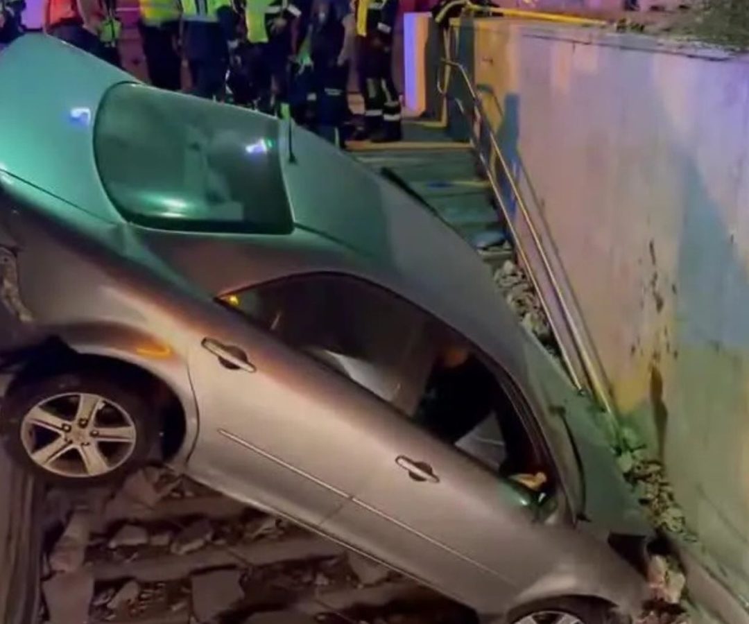Carro invade entrada de metrô